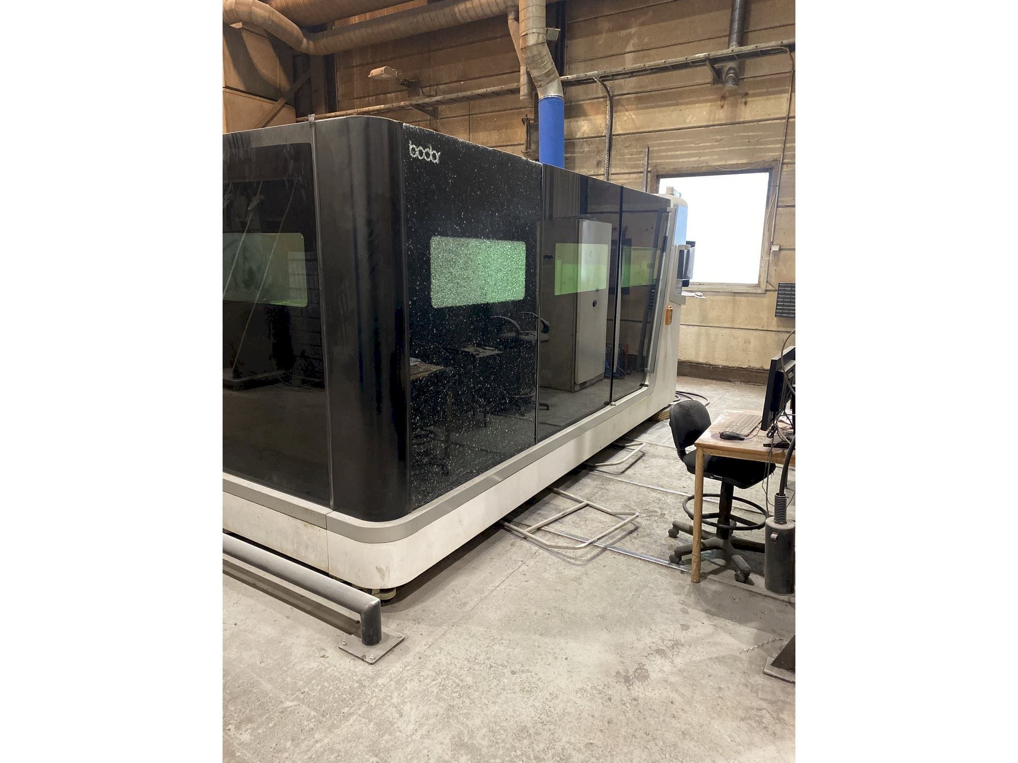 Vue de face de la machine Bodor S2040