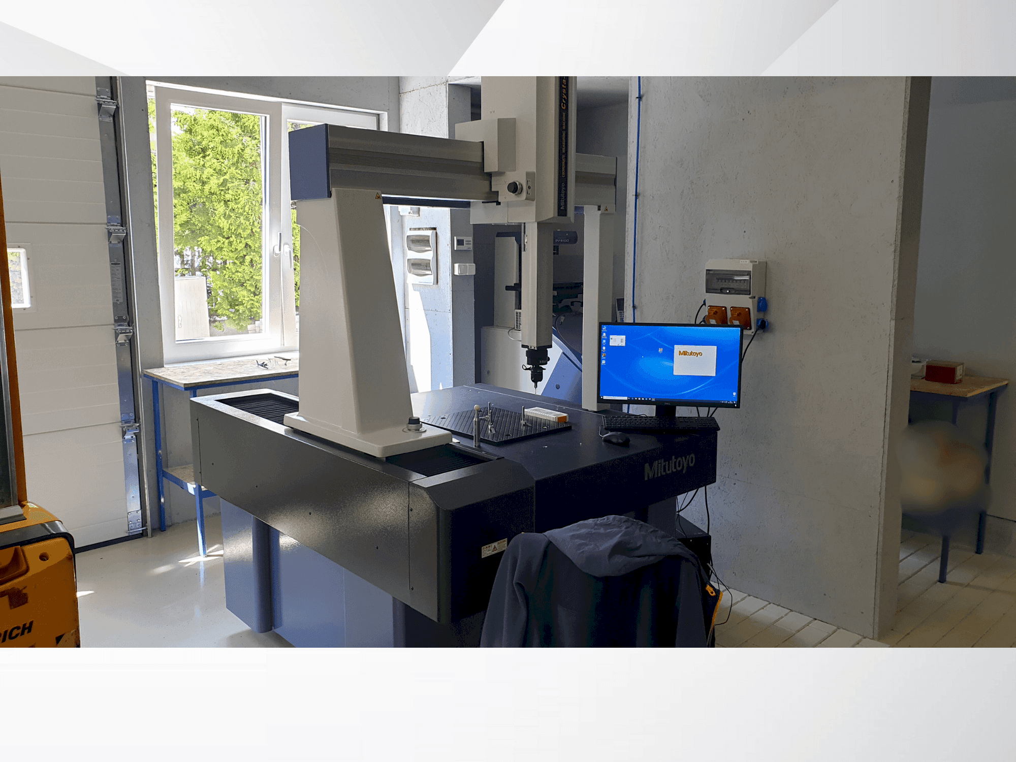 Vue de face de la machine Mitutoyo MITUTOYO Crysta Plus M 776