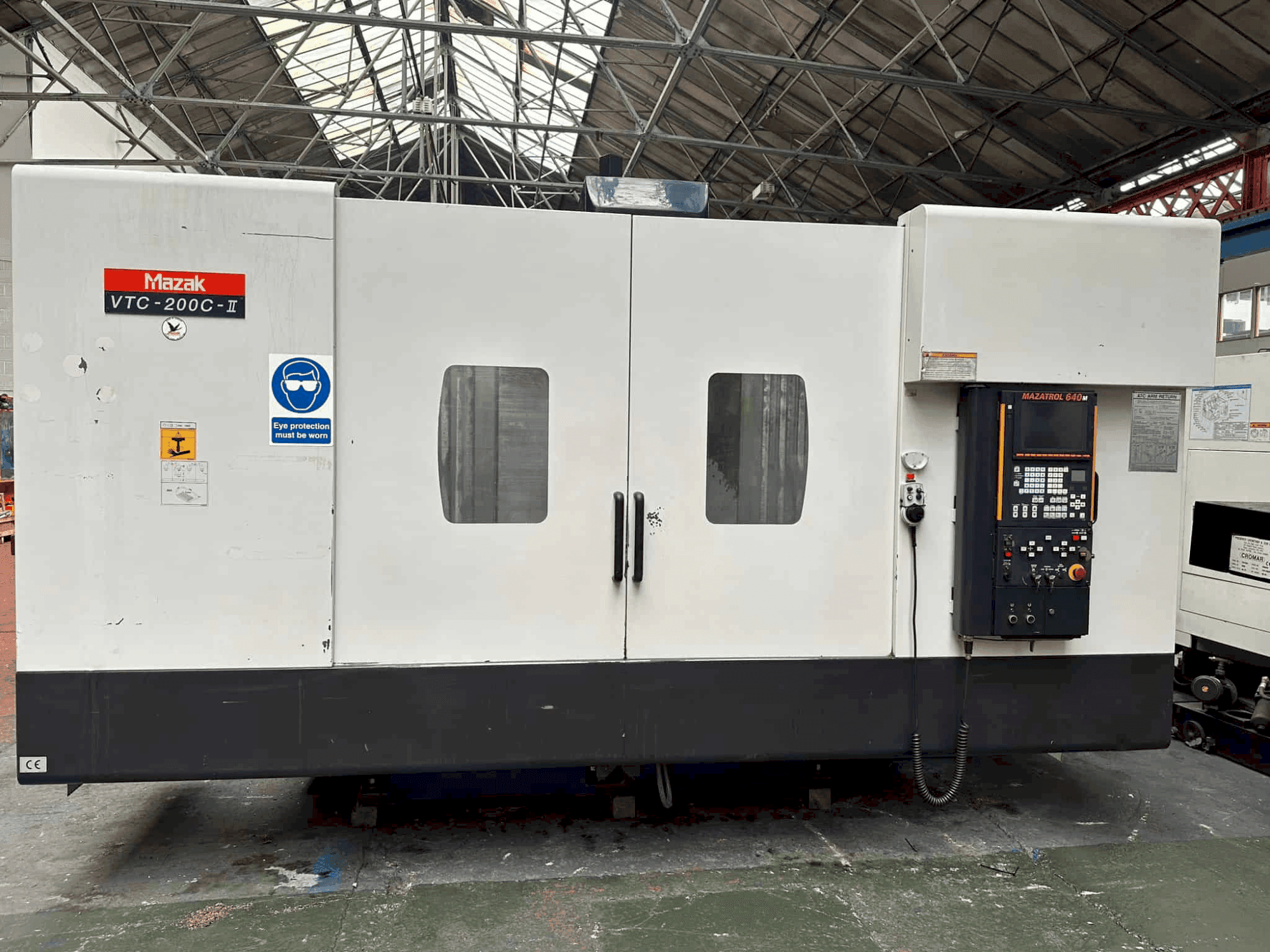 Vue de face de la machine Mazak VTC - 200C