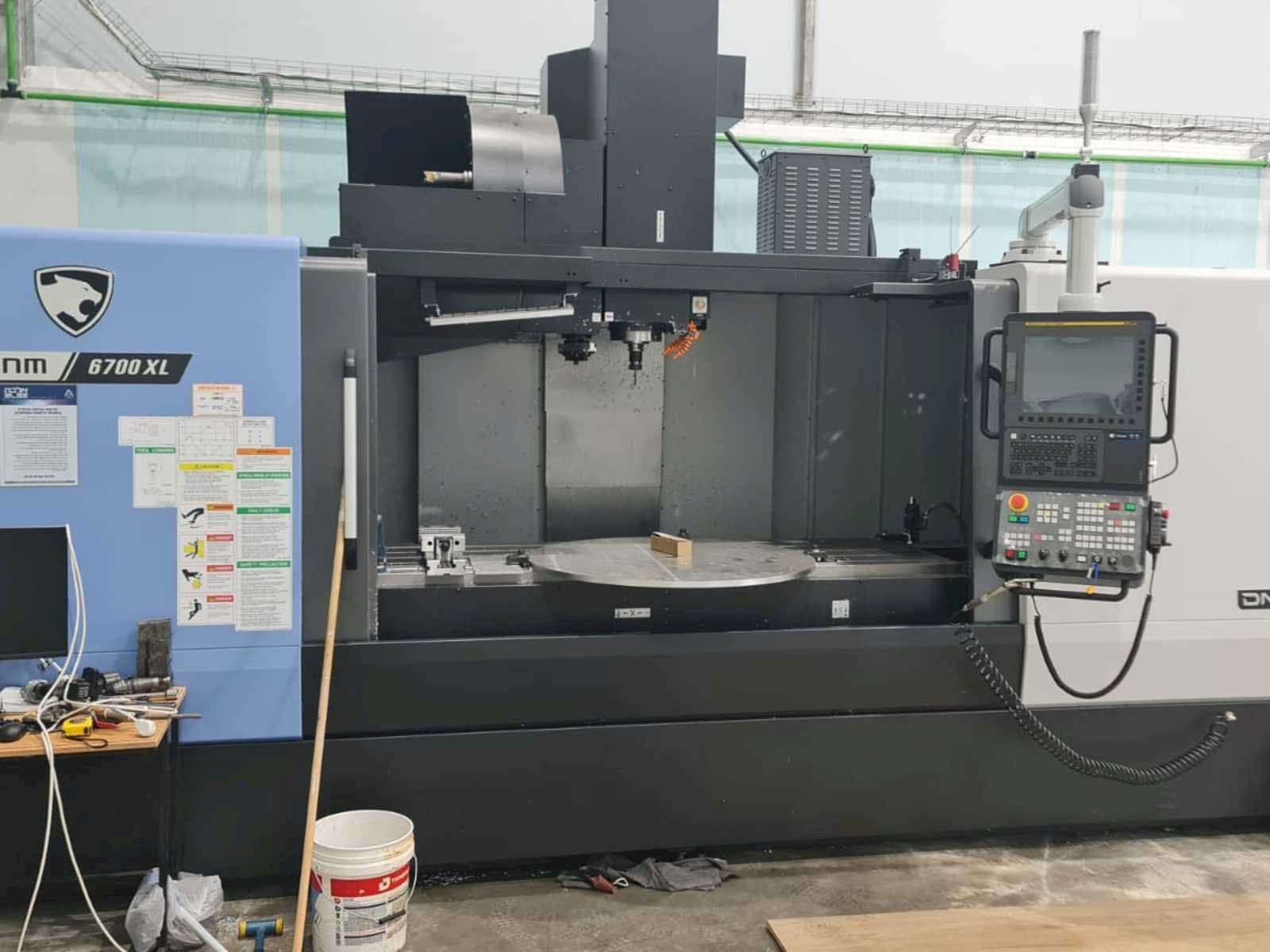 Vue de face de la machine Doosan DNM 6700 XL