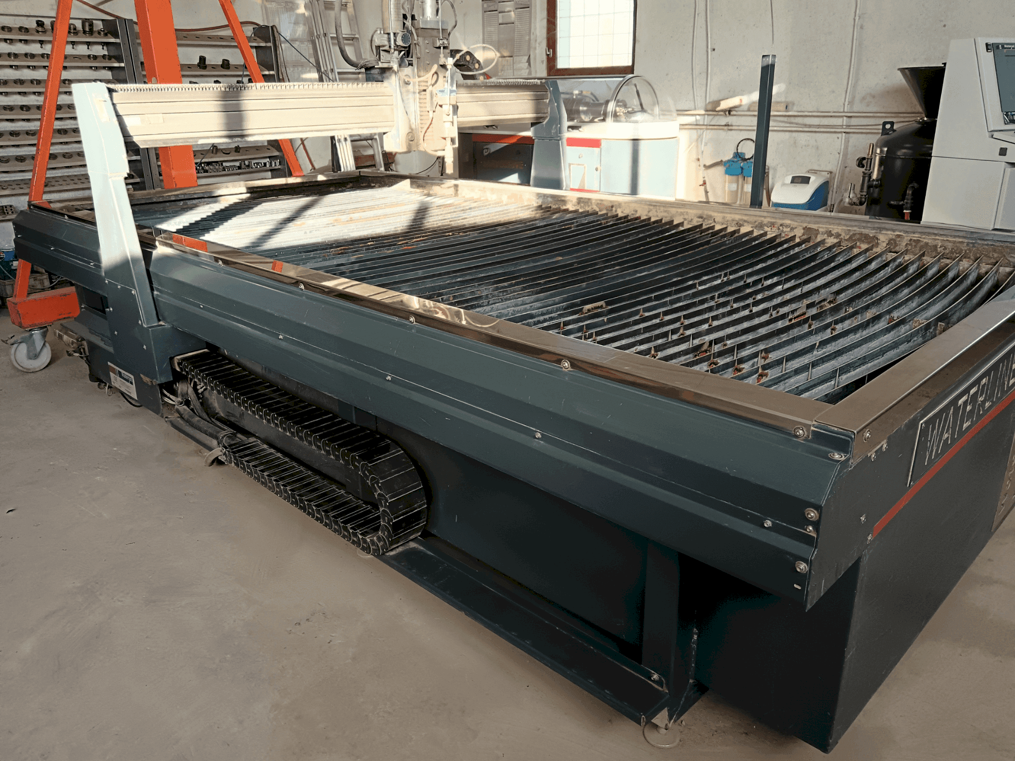 Vue de face de la machine Waterjet Italy WL510