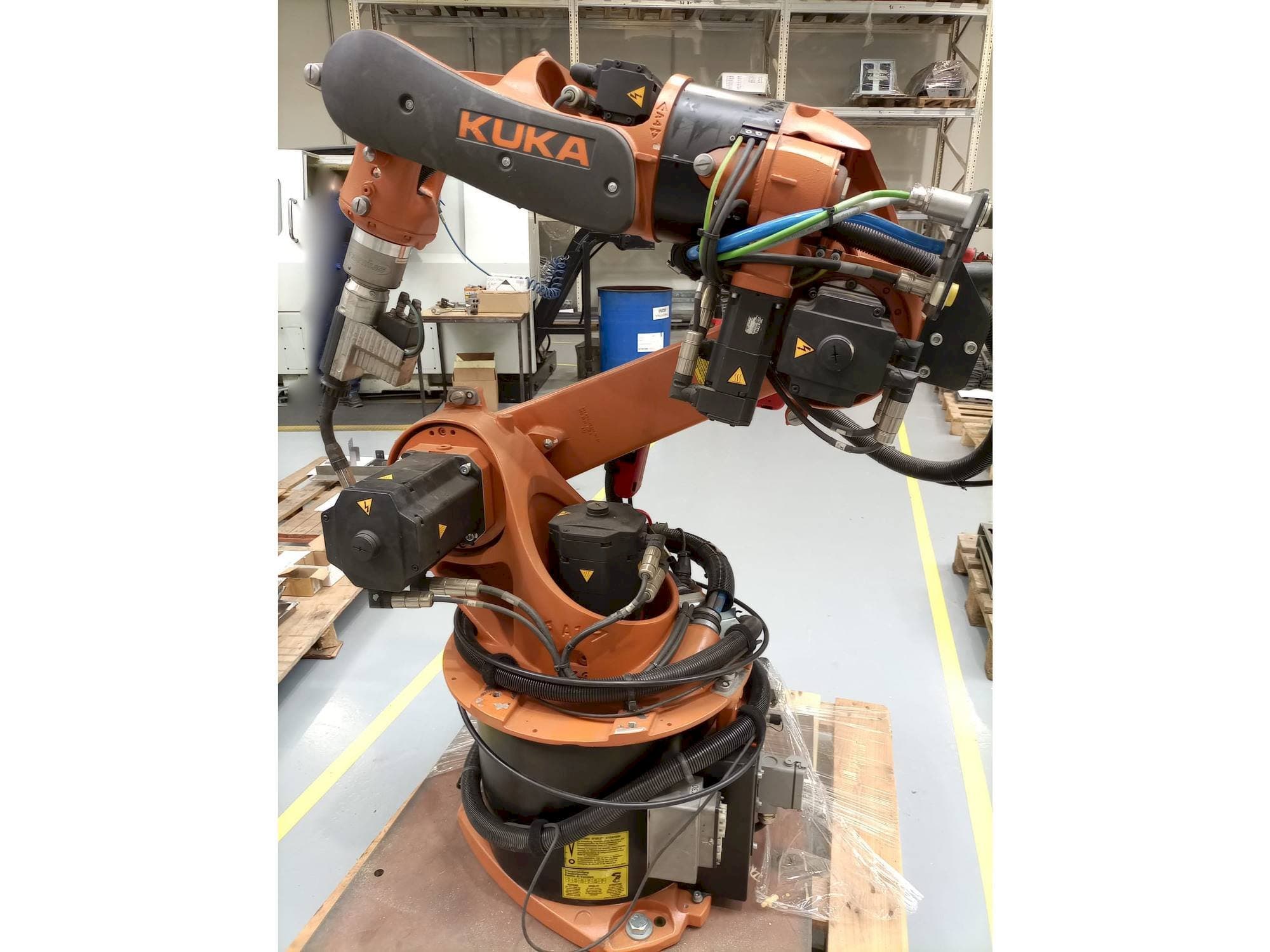 Vue de face de la machine KUKA KR16 ARC HW