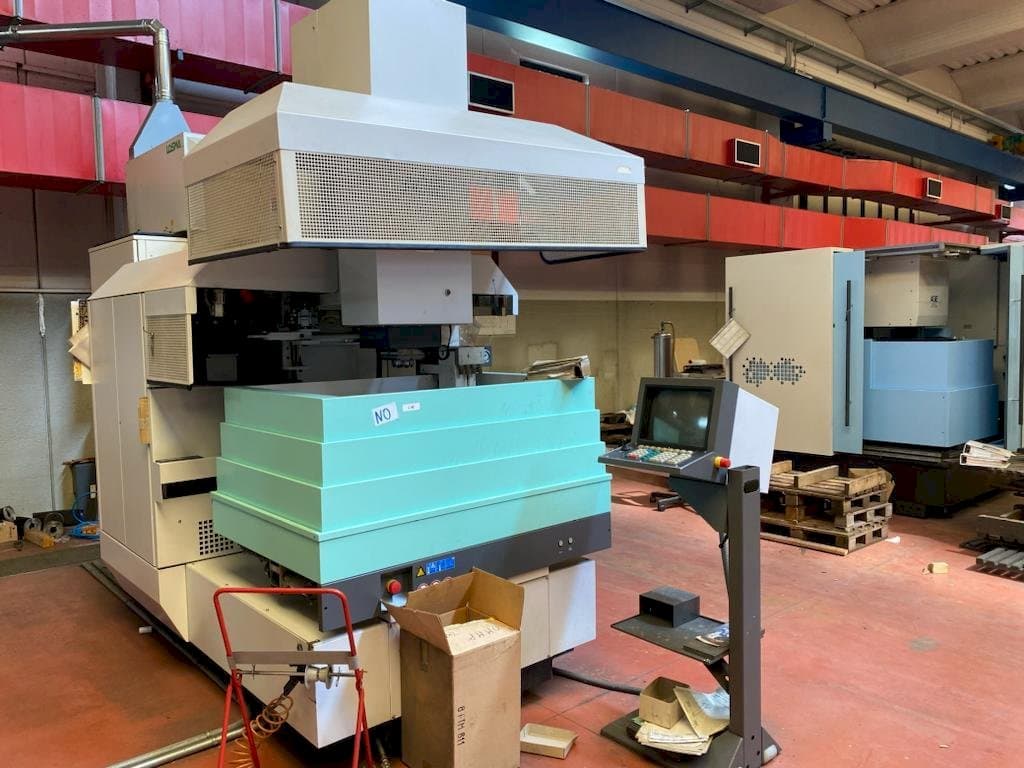 Vue de face de la machine AGIE AGIETRON INTEGRAL 3