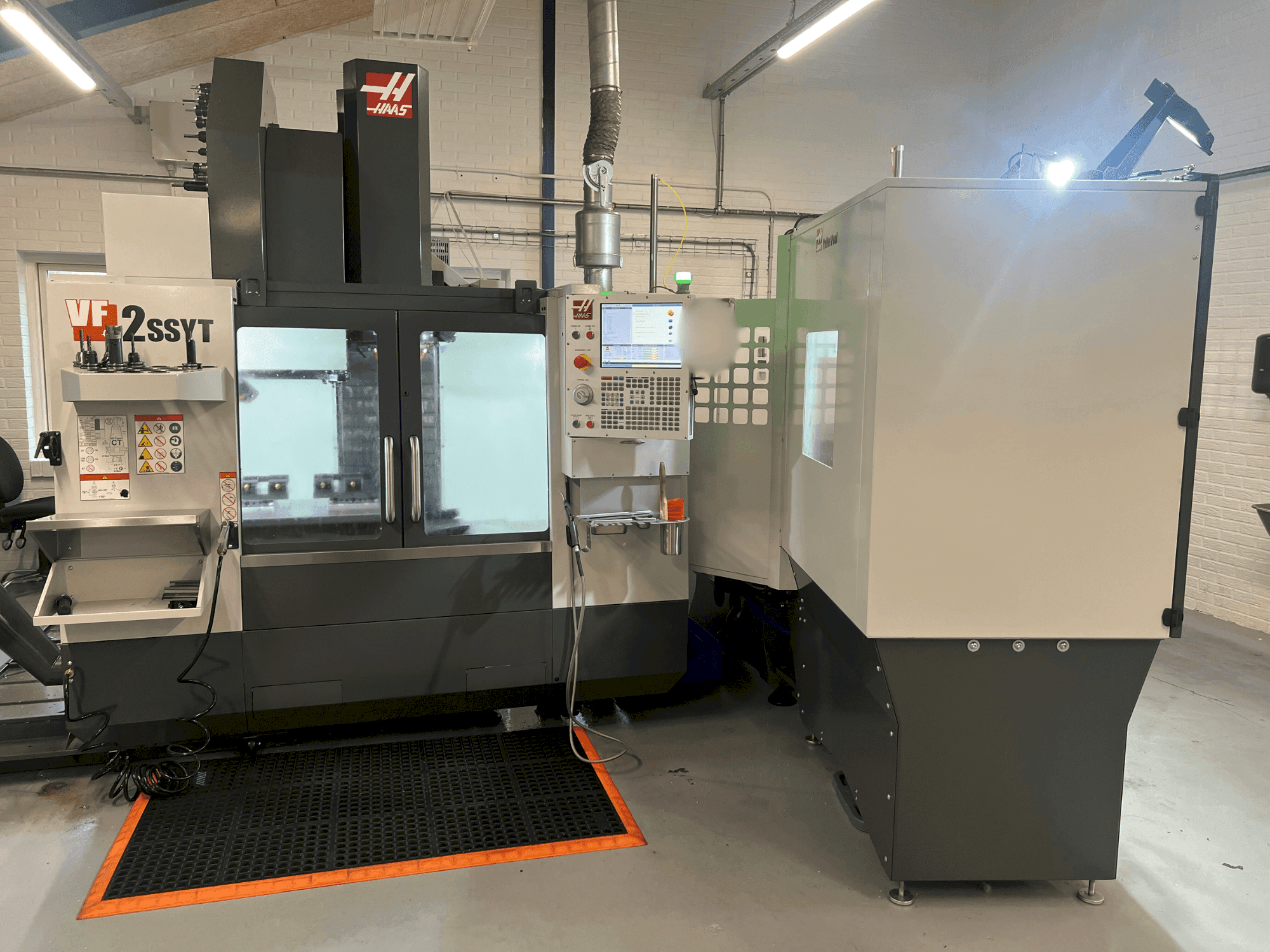 Vue de face de la machine HAAS VF-2SSYT