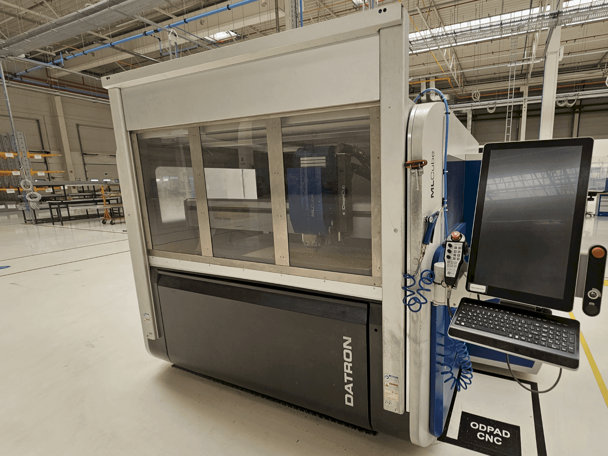 Vue de face de la machine Datron MLCube B LS