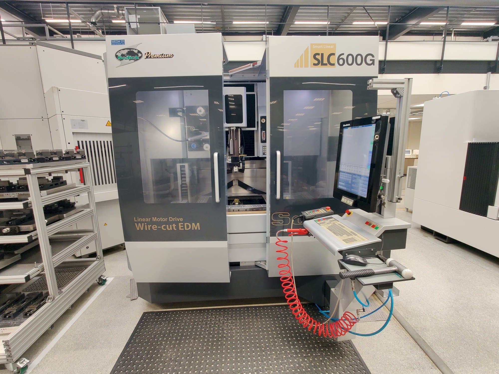 Vue de face de la machine Sodick SPW600