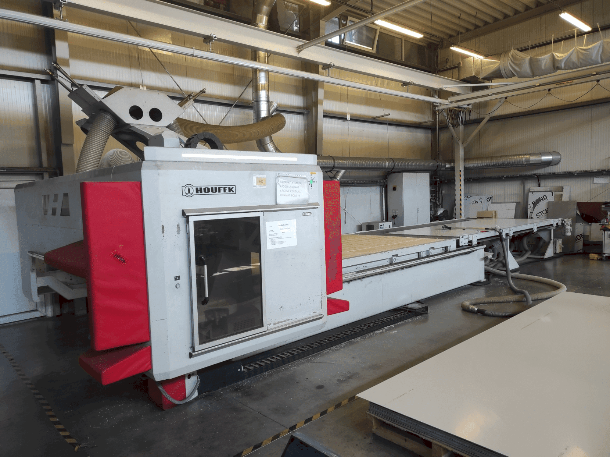 Vue de face de la machine Houfek Scorpion 422102-R3