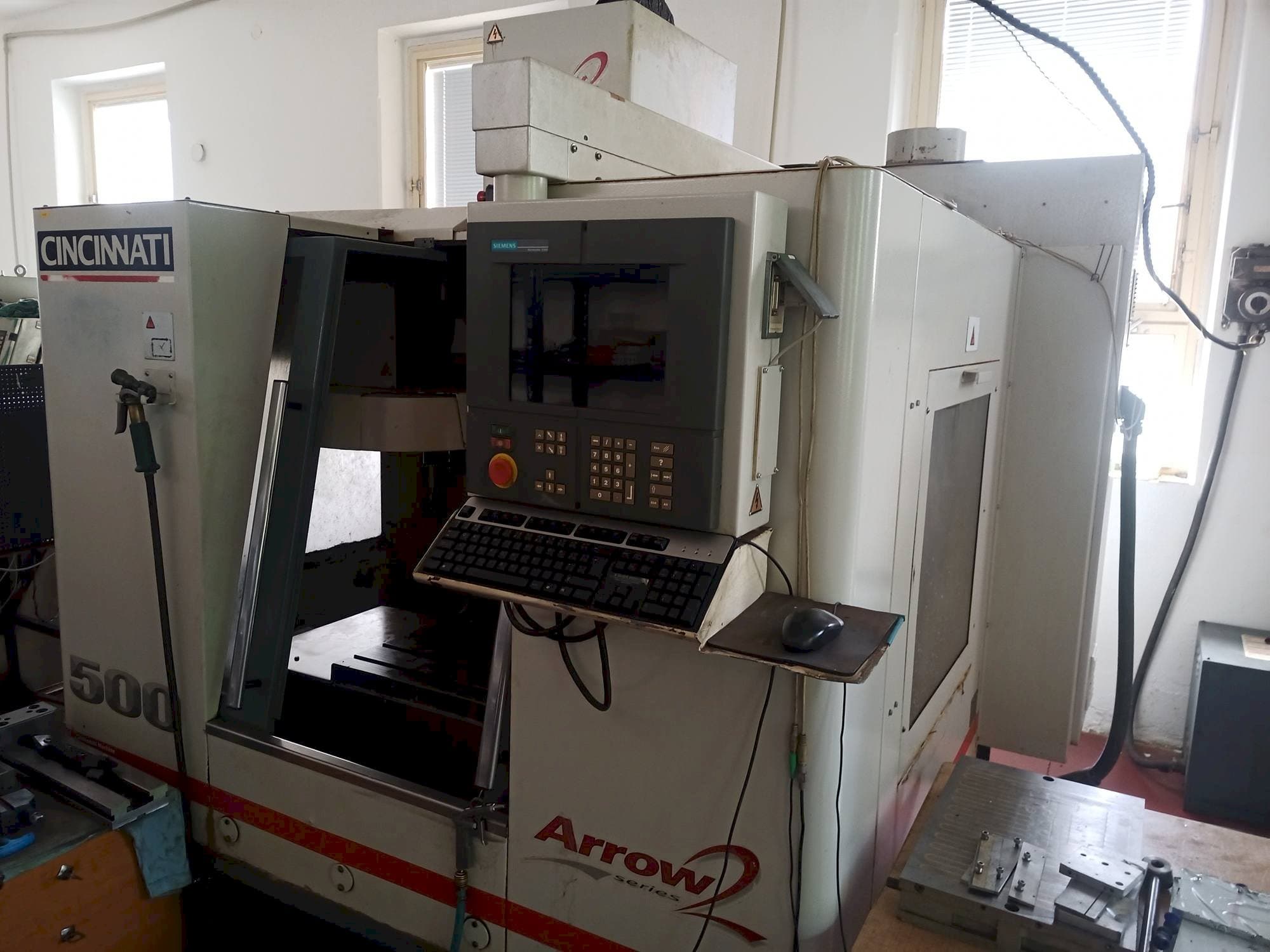 Vue de face de la machine Cincinnati Arrow 2