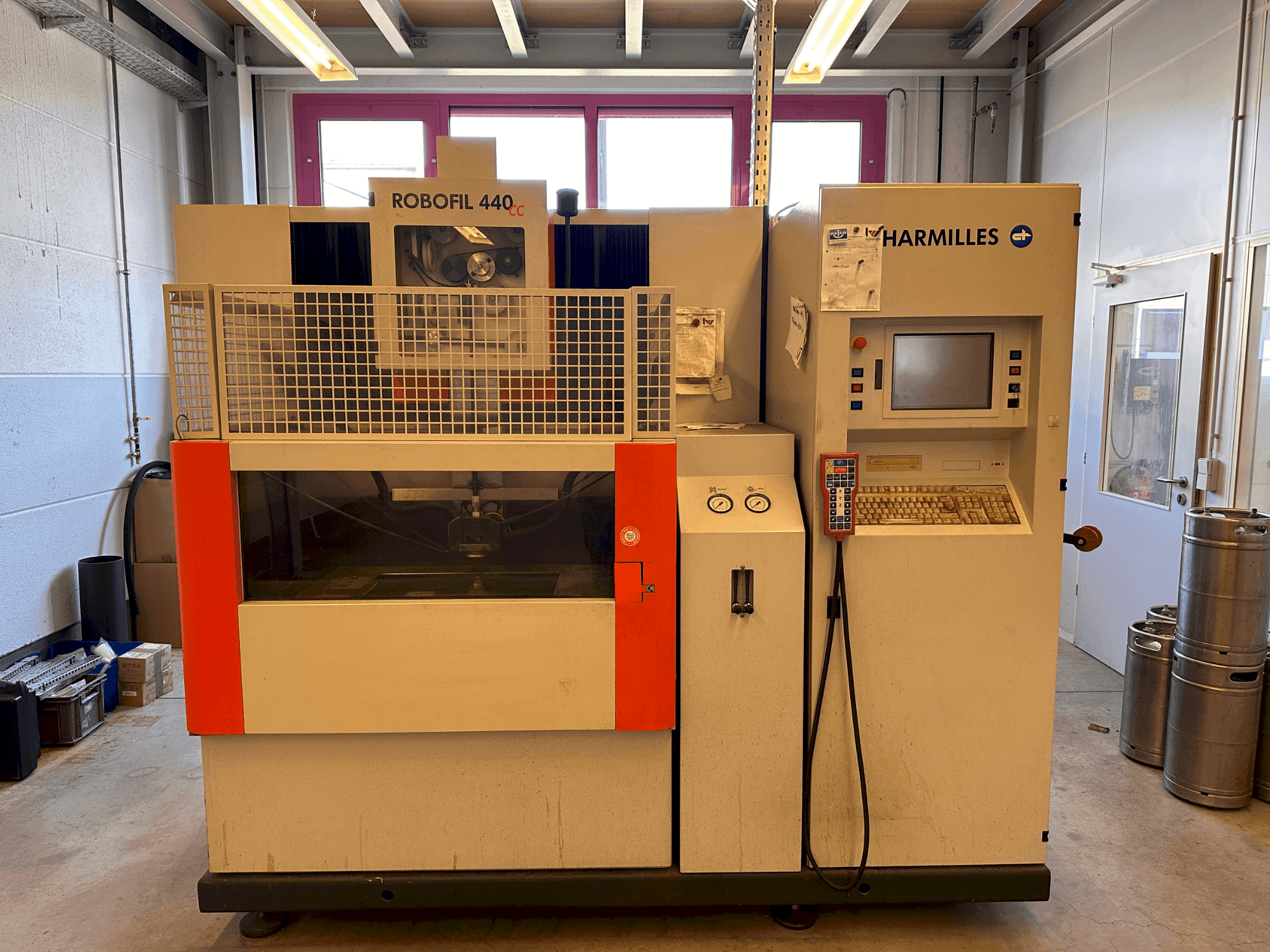 Vue de face de la machine CHARMILLES Robofil 440 CC