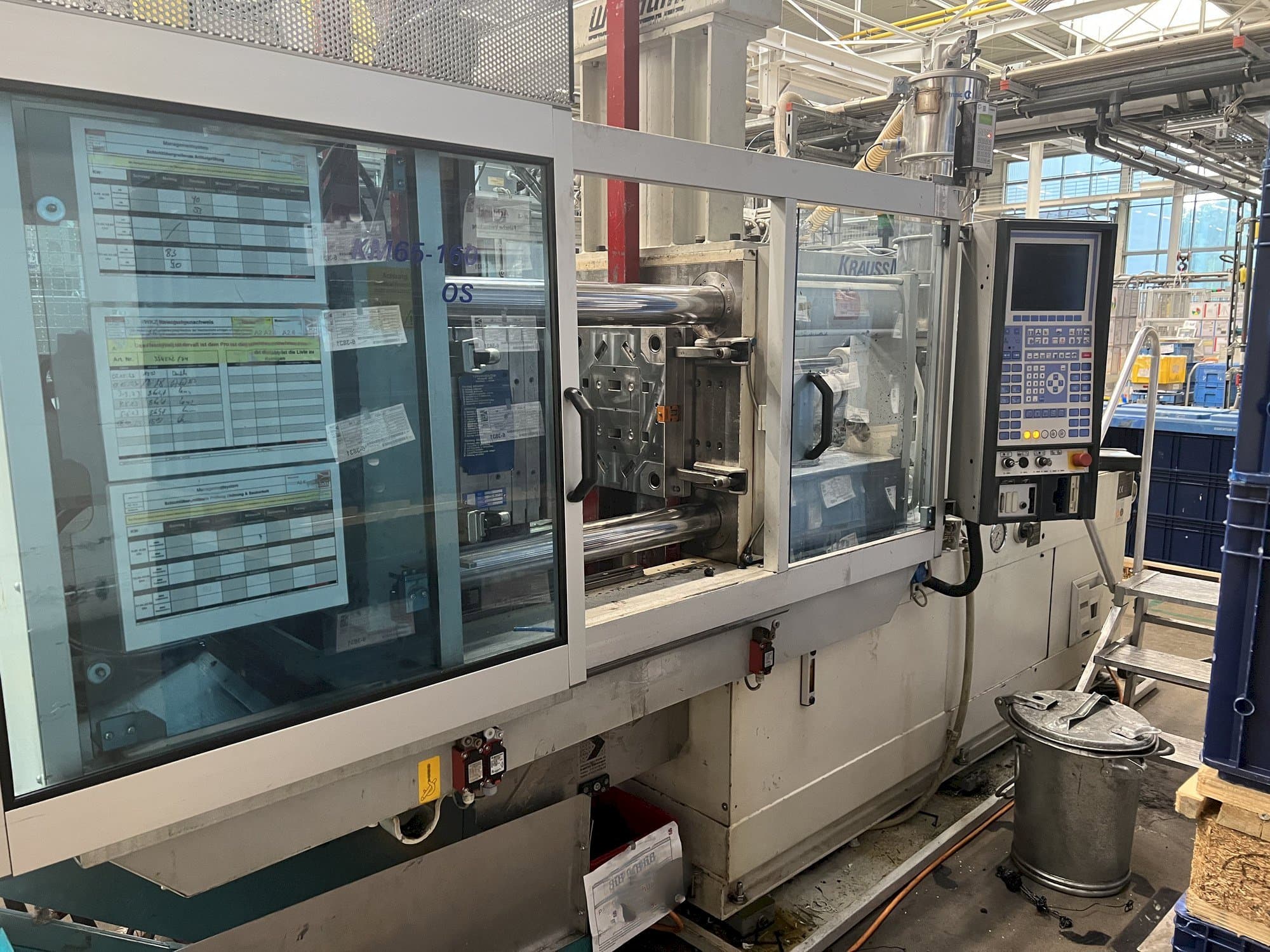 Vue de face de la machine Krauss Maffei KM 65-160 C2