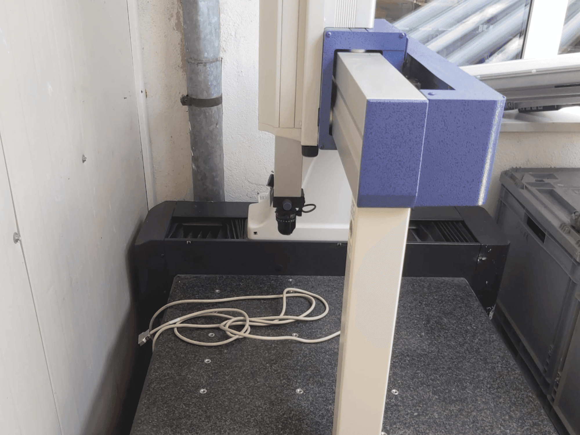 Vue de face de la machine Mitutoyo Crysta-Plus M443