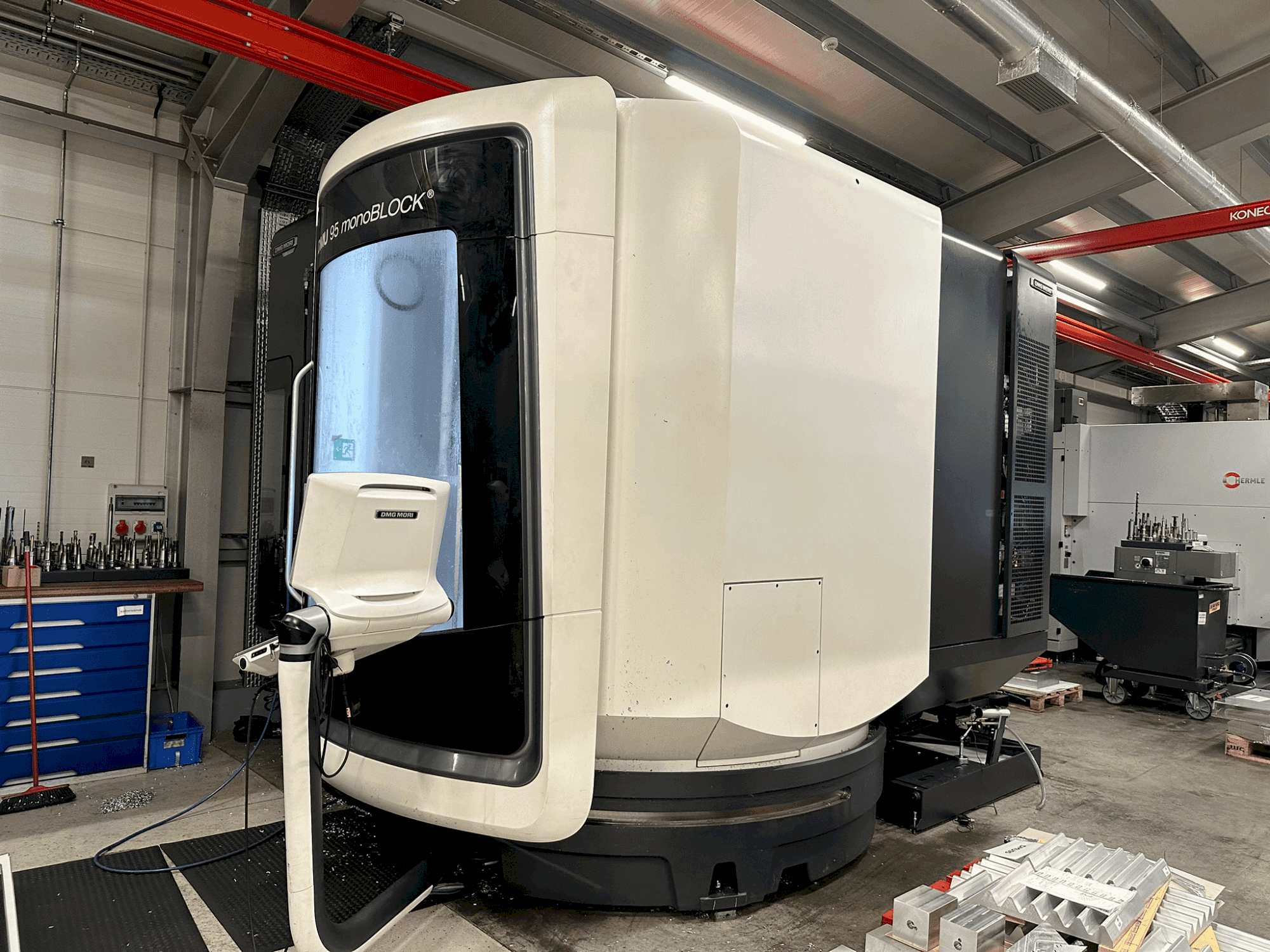 Vue de face de la machine DMG MORI DMU 95 monoBLOCK (2021)