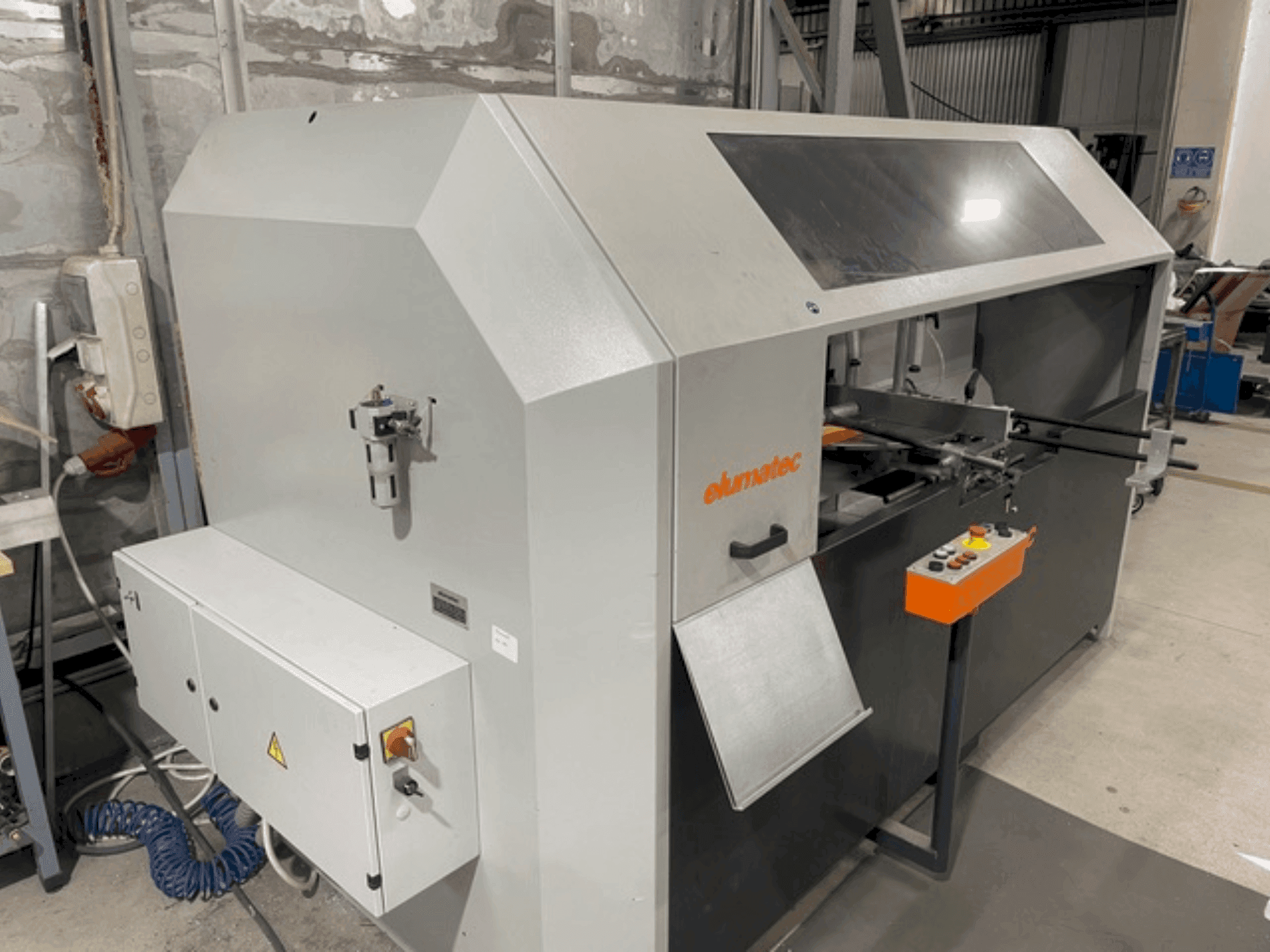 Vue de face de la machine Elumatec AKS134/64