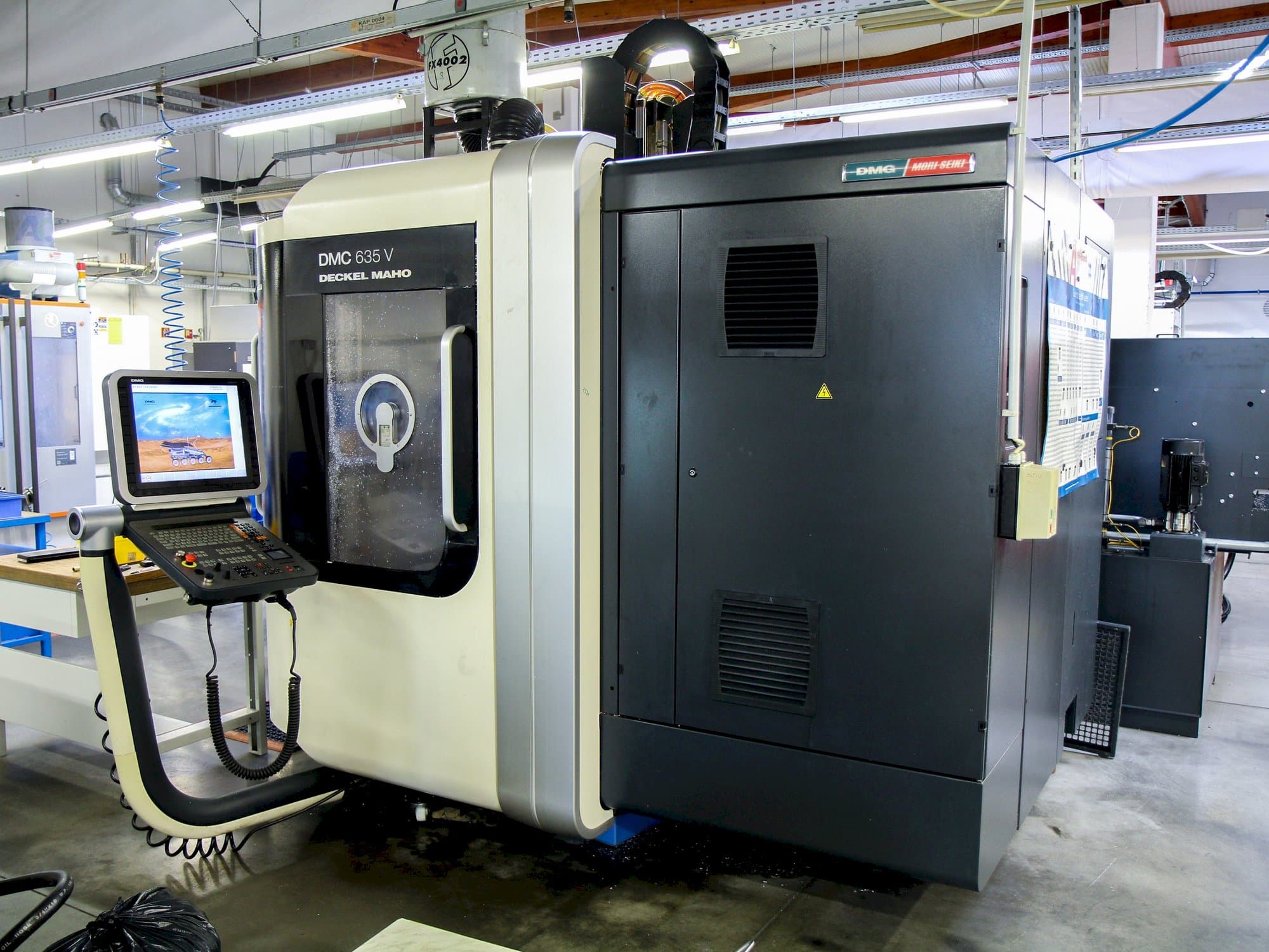 Vue de face de la machine DMG MORI DMC 635V PW