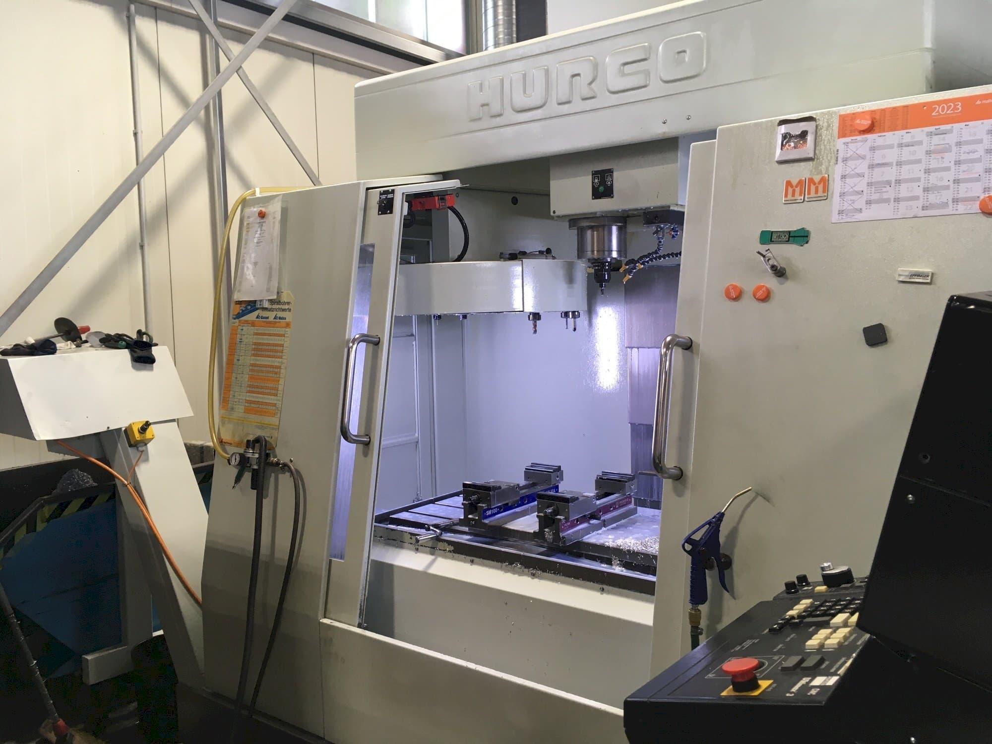 Vue de face de la machine Hurco BAC 30 HTM