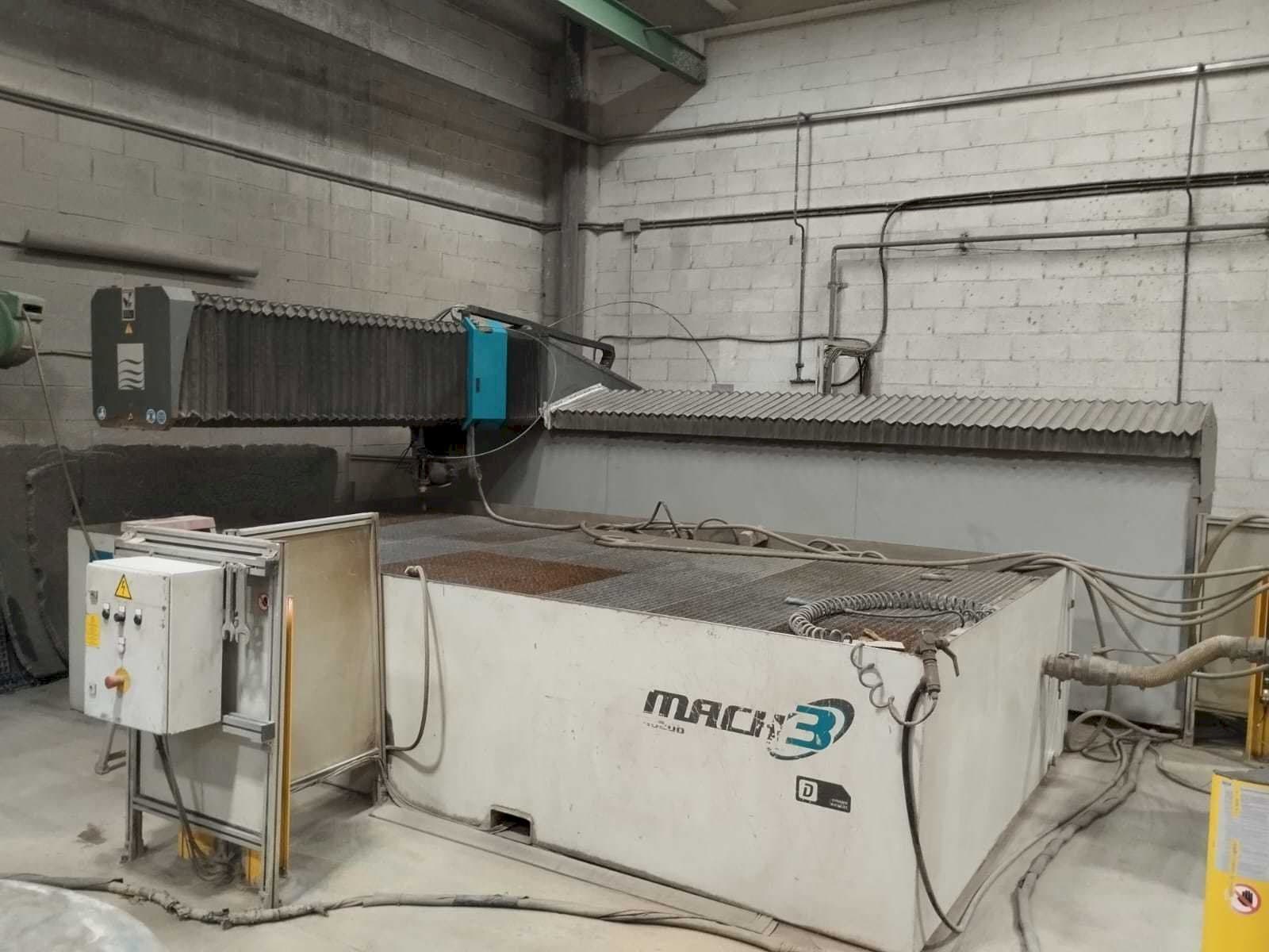 Vue de face de la machine Flow Mach3 4020B