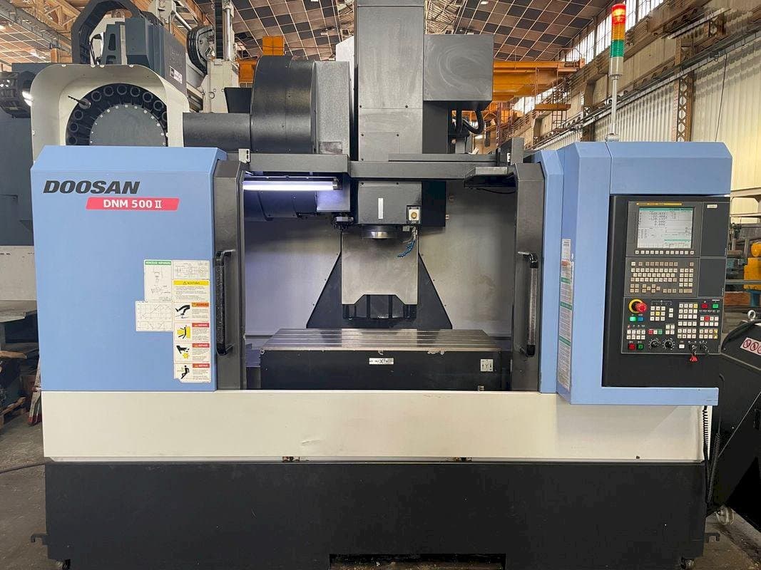 Vue de face de la machine Doosan MYNX DNM 500 II