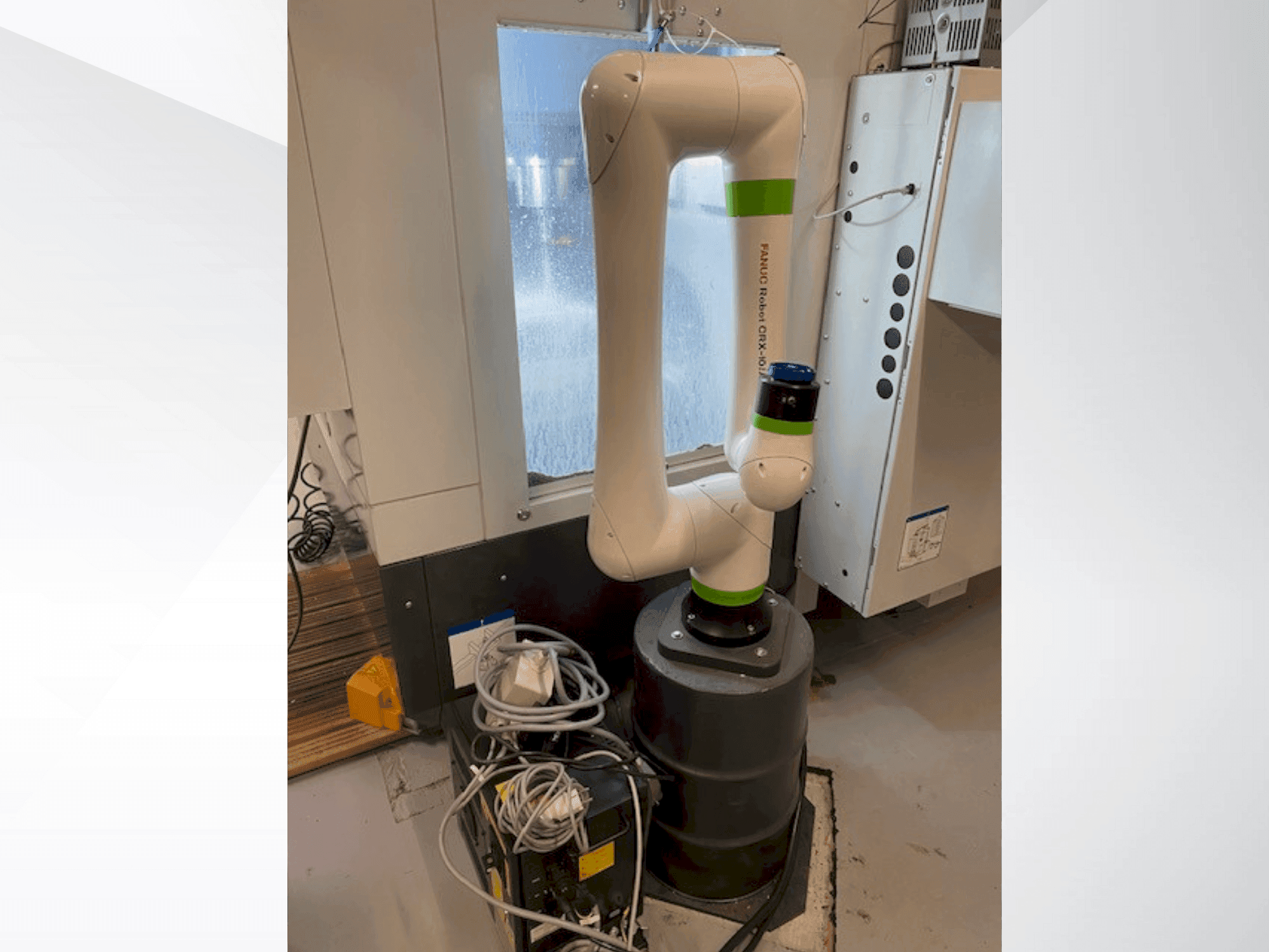 Vue de face de la machine FANUC CRX10iA