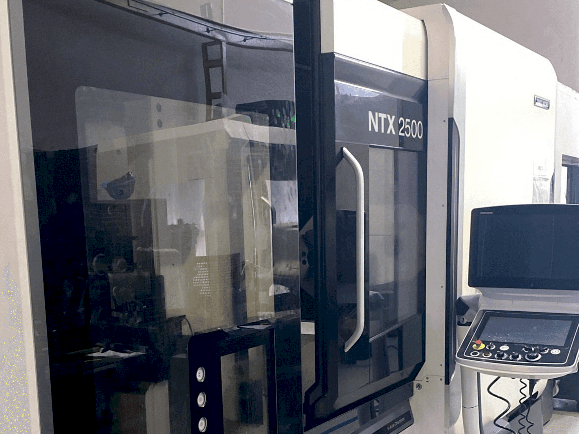 Vue de face de la machine DMG MORI NTX2500 / 1500