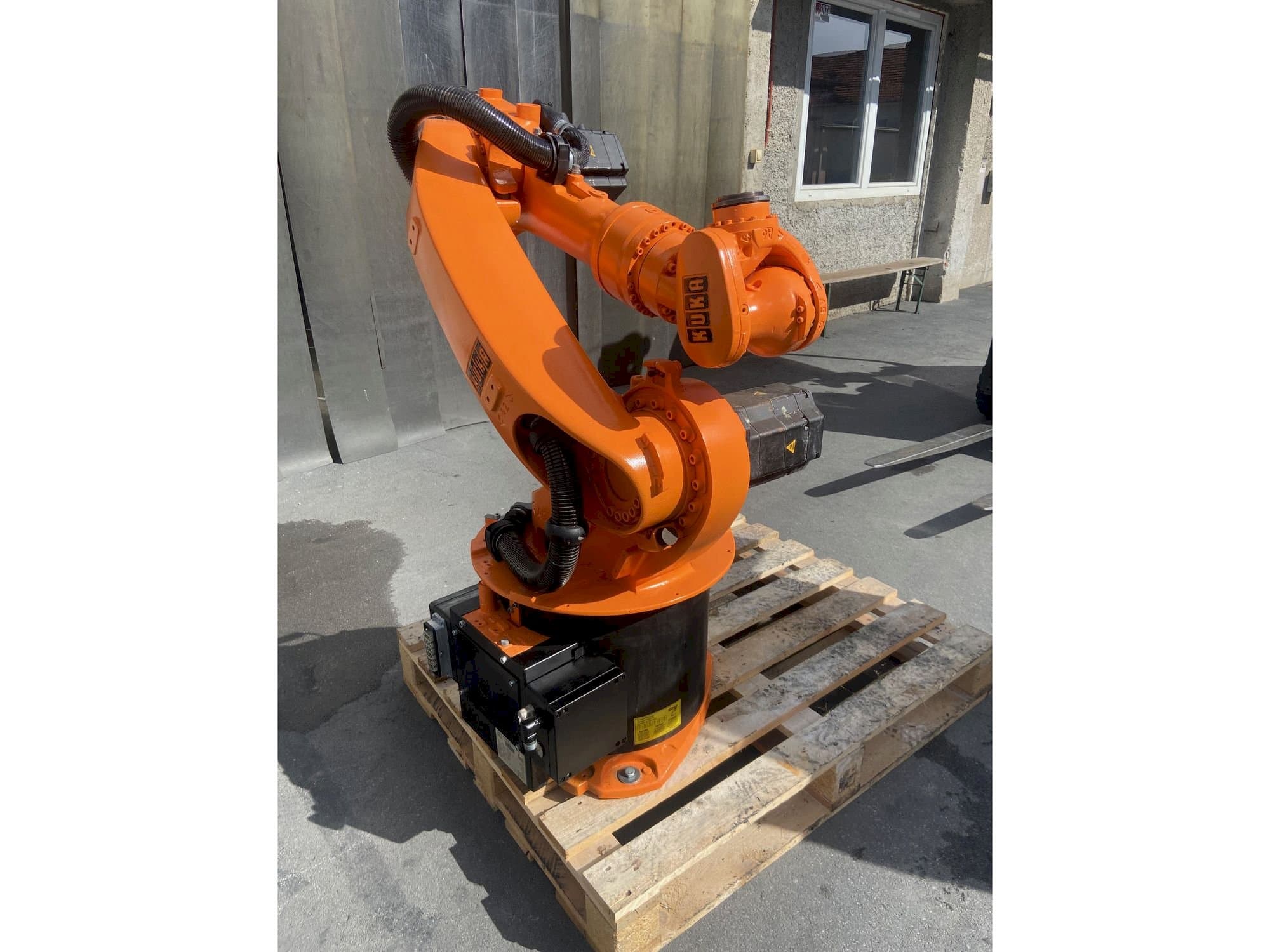 Vue de face de la machine KUKA Kr16