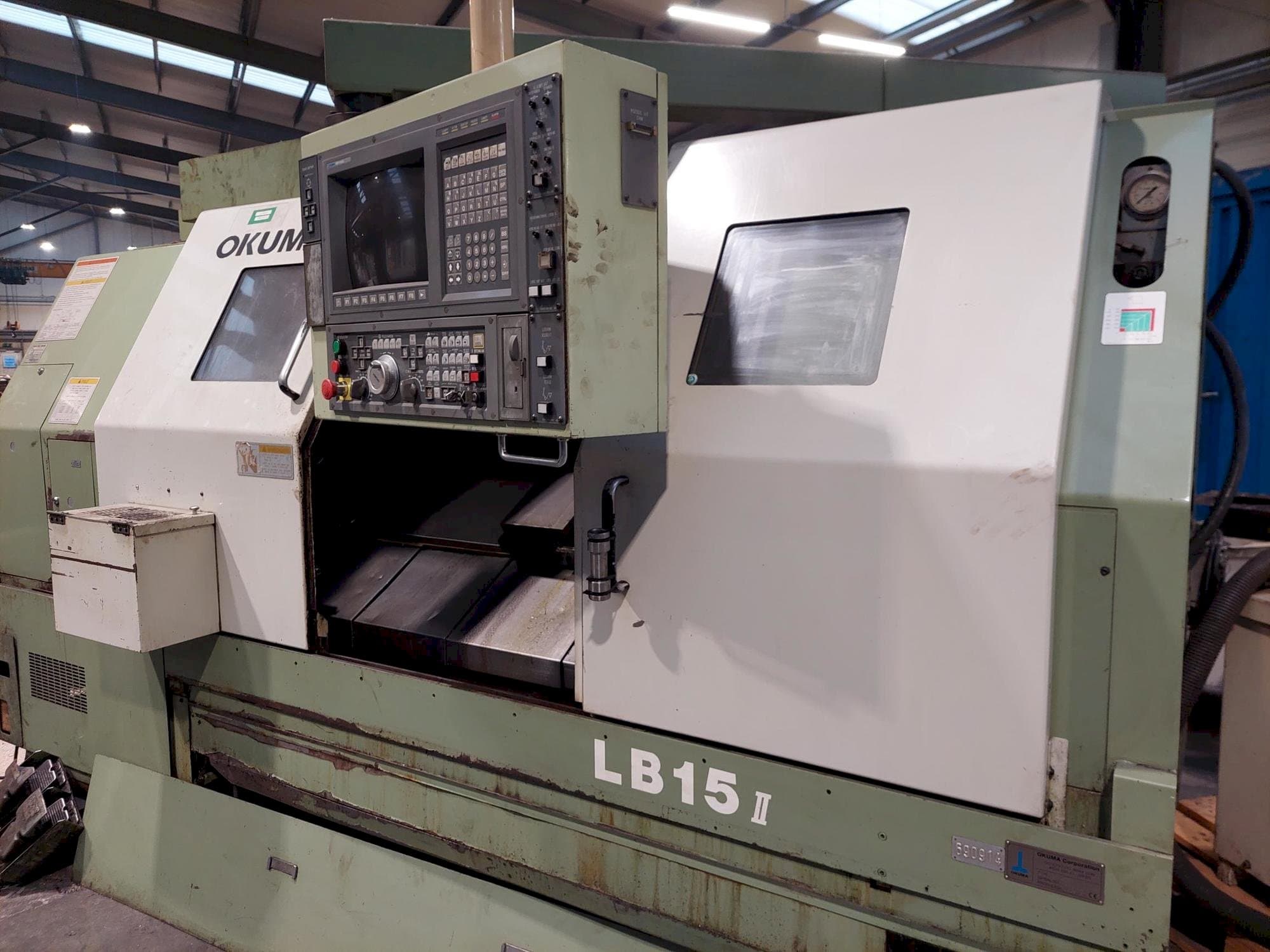 Vue de face de la machine Okuma LB15