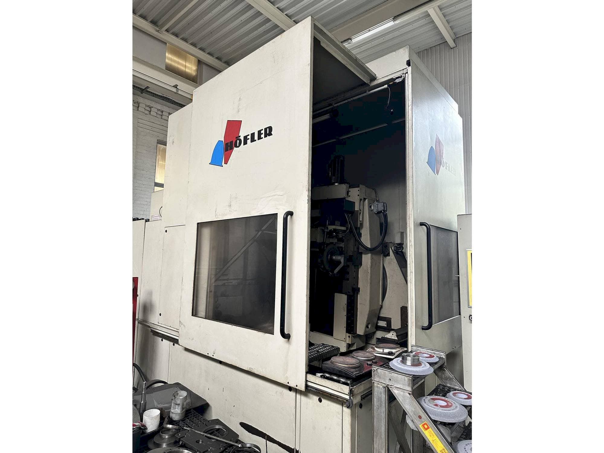 Vue de face de la machine HOFLER NOVA CNC 1000