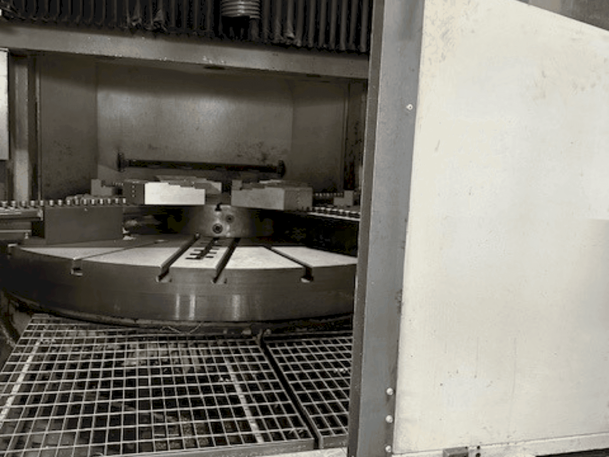 Vue de face de la machine GORBREX TKV 525 CNC