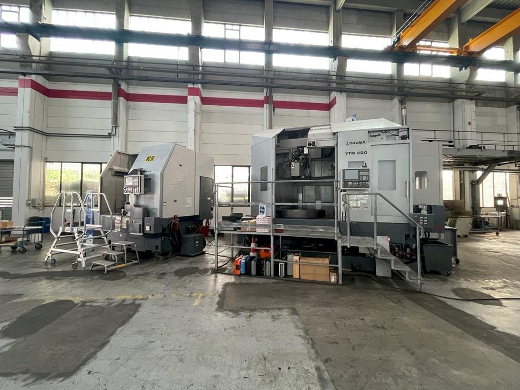 Vue de face de la machine Okuma VTM-200 1ST