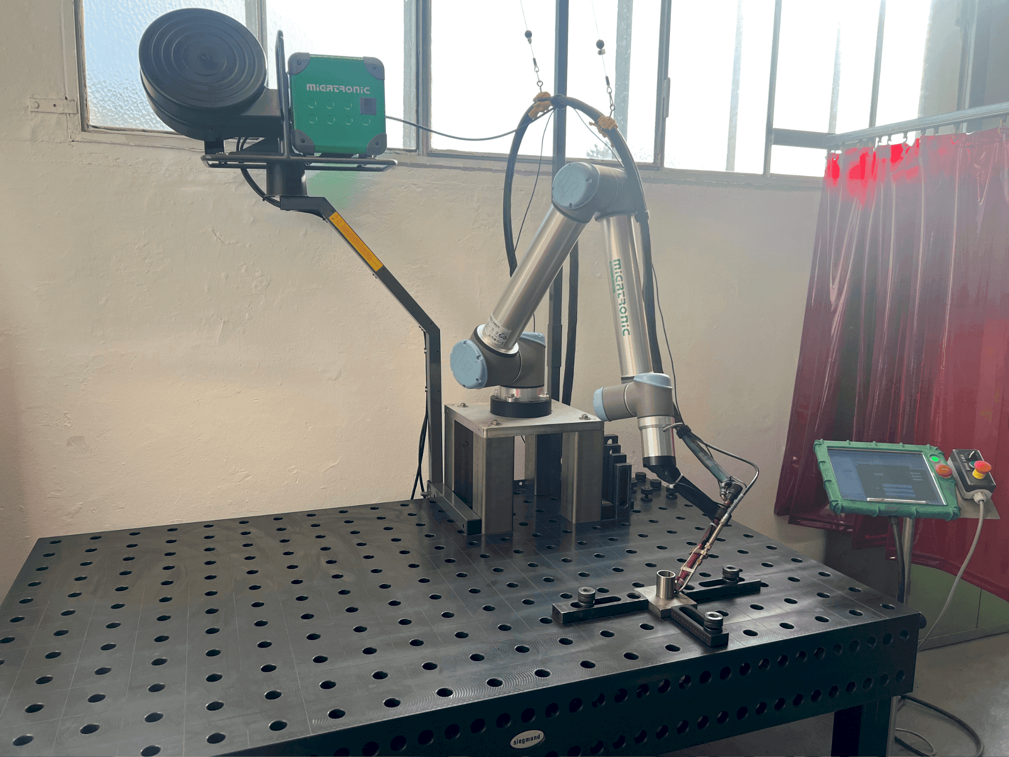 Vue de face de la machine MIGATRONIC PI 350 AC/DC