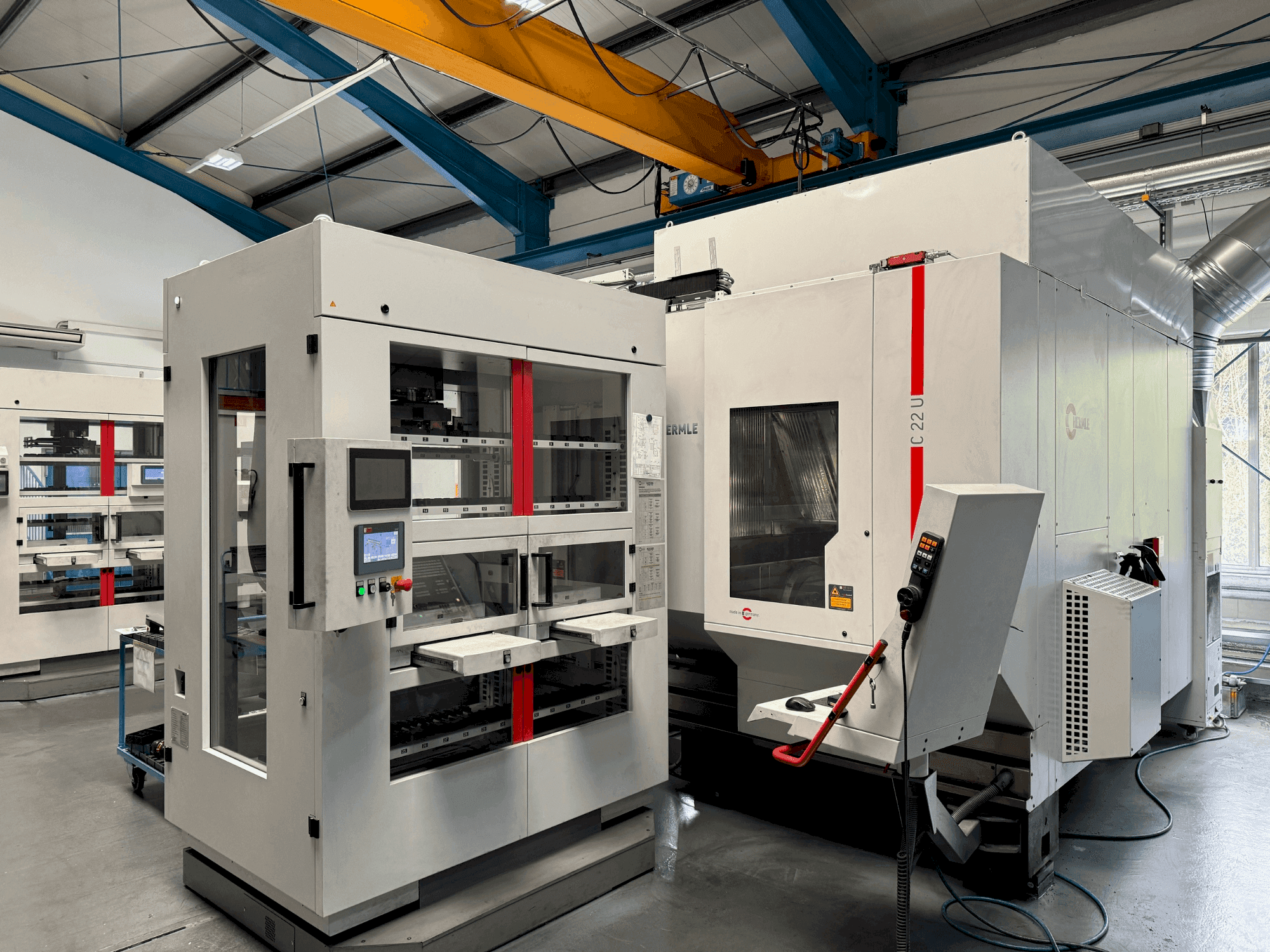 Vue de face de la machine HERMLE C22 with handling system IH30  (2017)