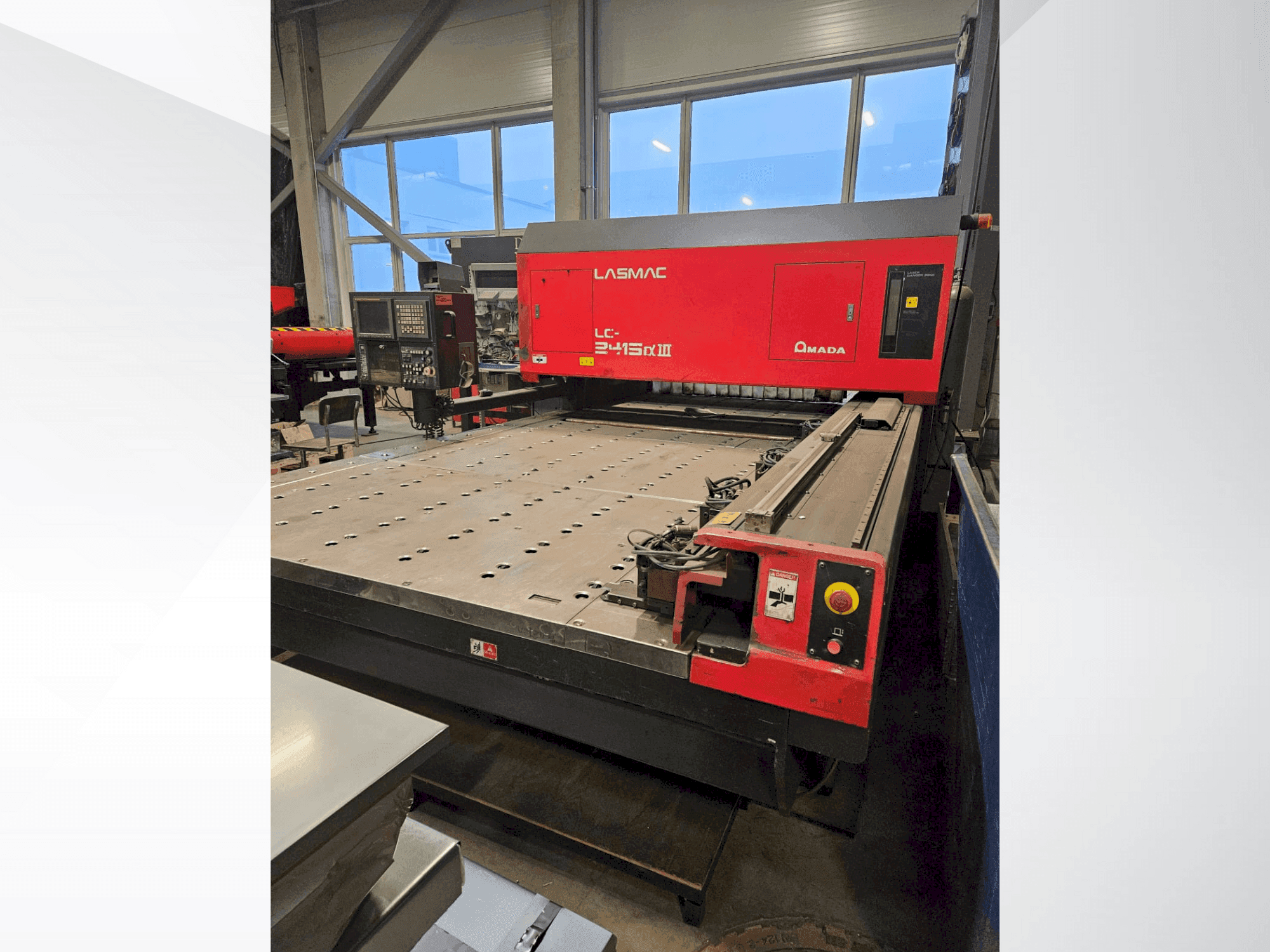 Vue de face de la machine AMADA LC 2415 A3