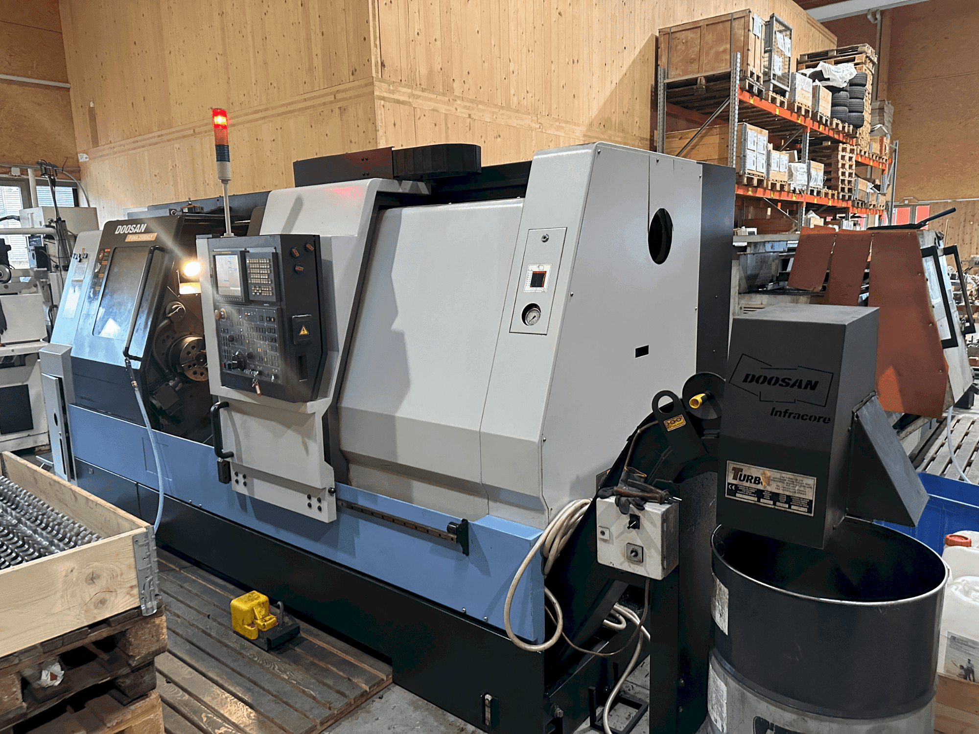 Vue de face de la machine DOOSAN Puma 2500XLY