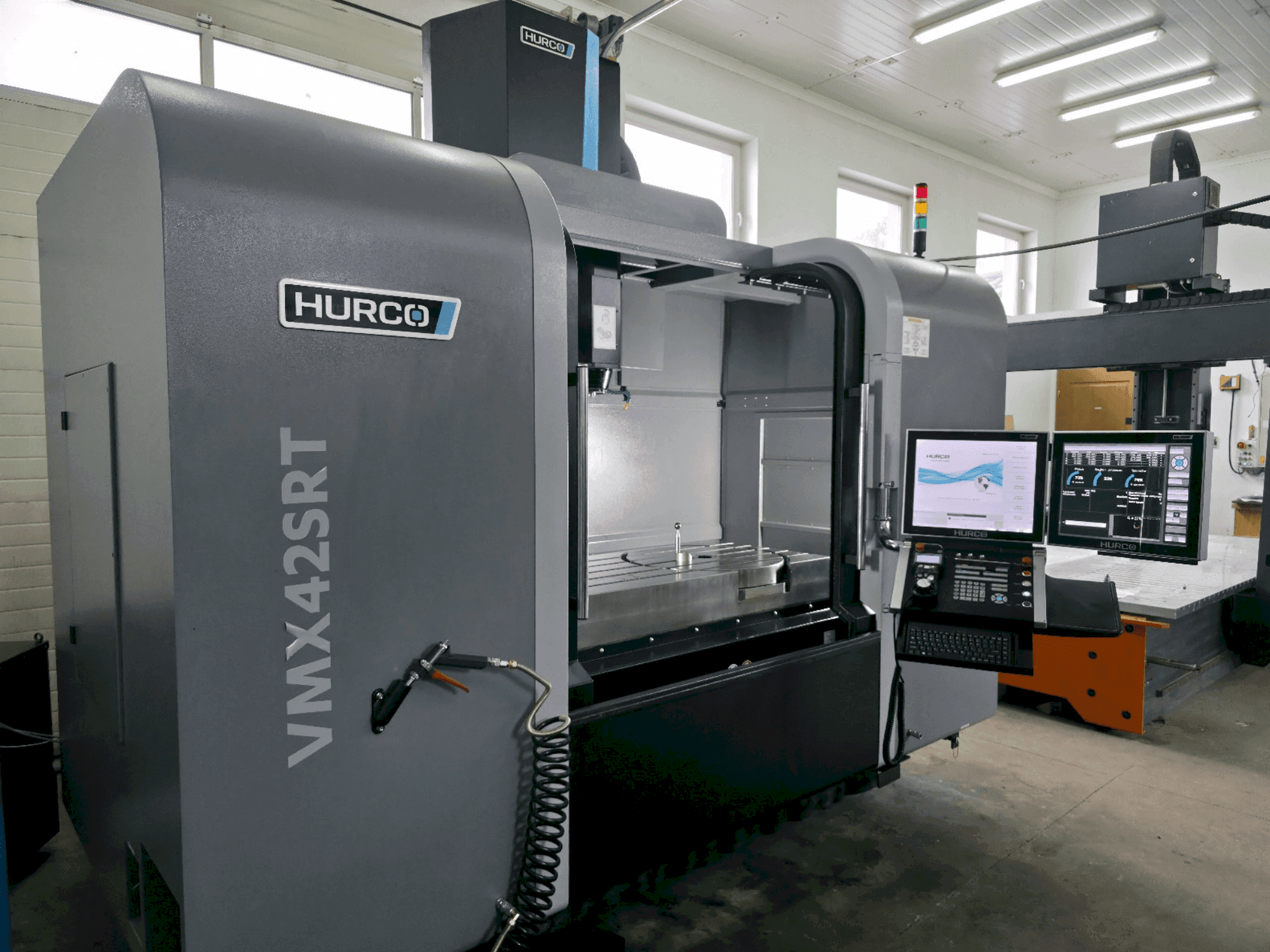 Vue de face de la machine Hurco VMX 42SRTi