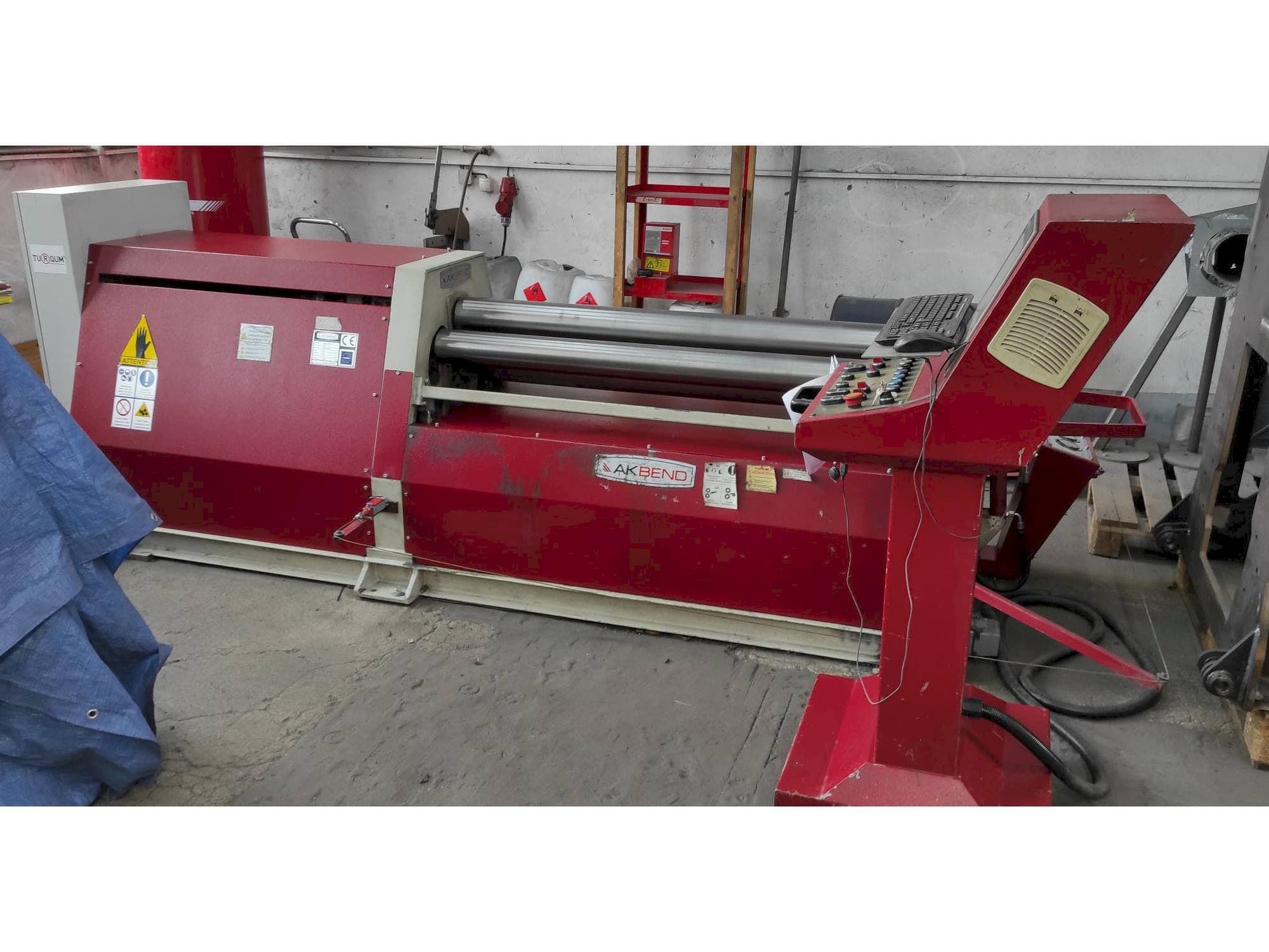 Vue de face de la machine AKBEND AHS 15/4-6