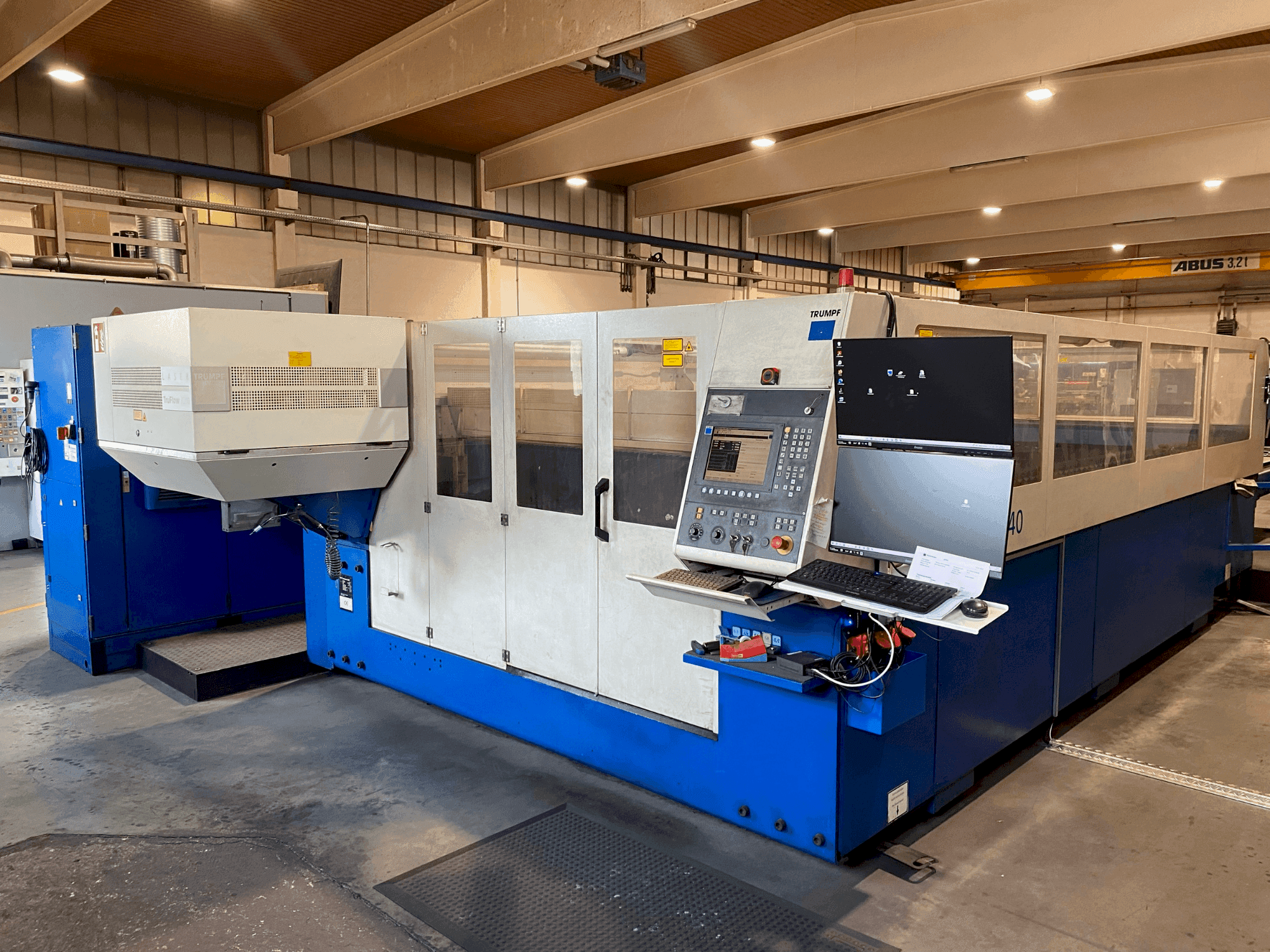 Vue de face de la machine TRUMPF TruLaser 3040
