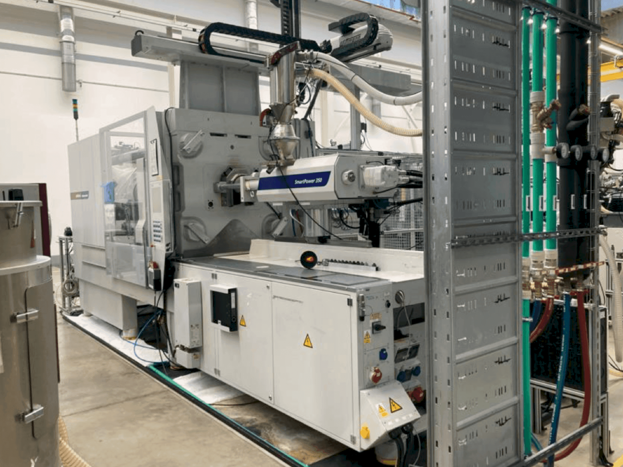 Vue de face de la machine WITTMANN Battenfeld SmartPower 350/1000 UNILOG BGP