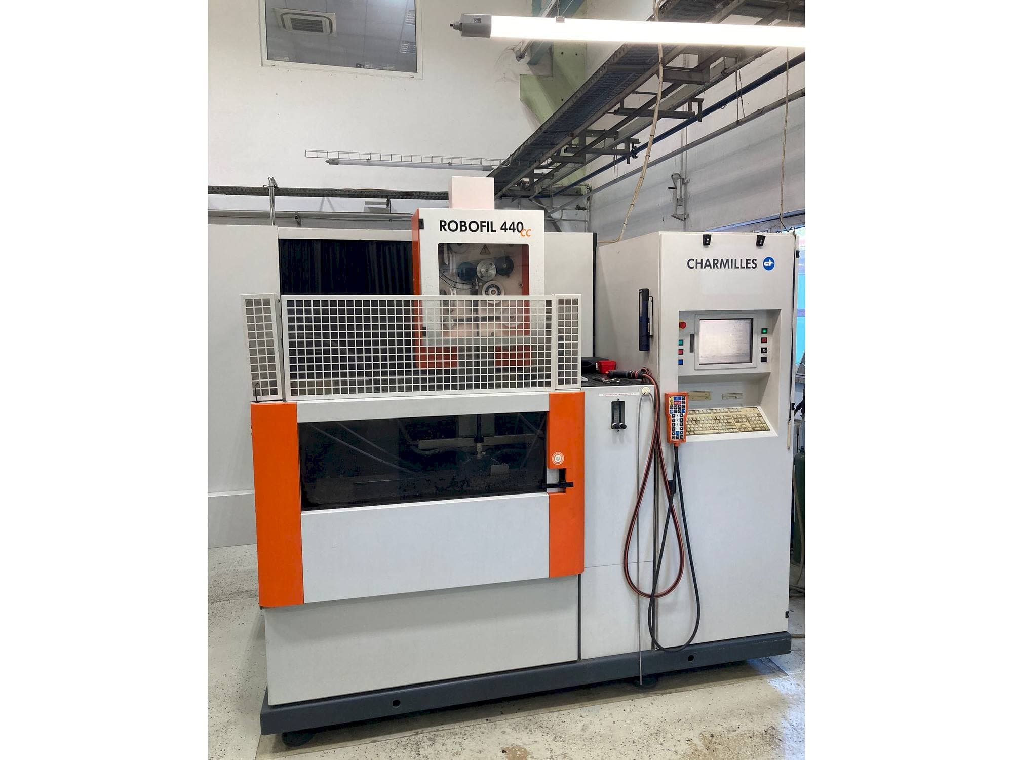 Vue de face de la machine CHARMILLES Robofil 440 CC