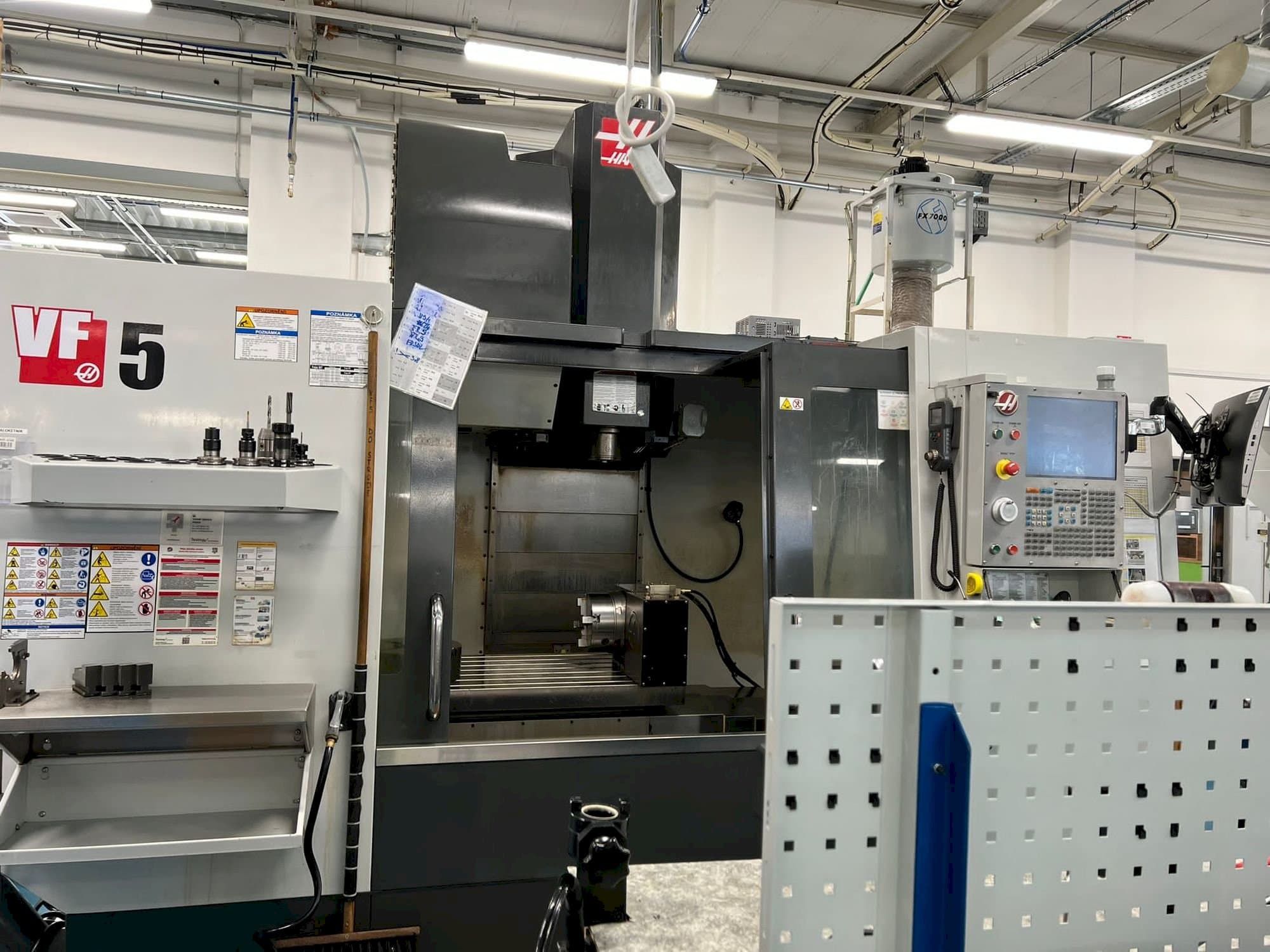 Vue de face de la machine HAAS VF-5/40