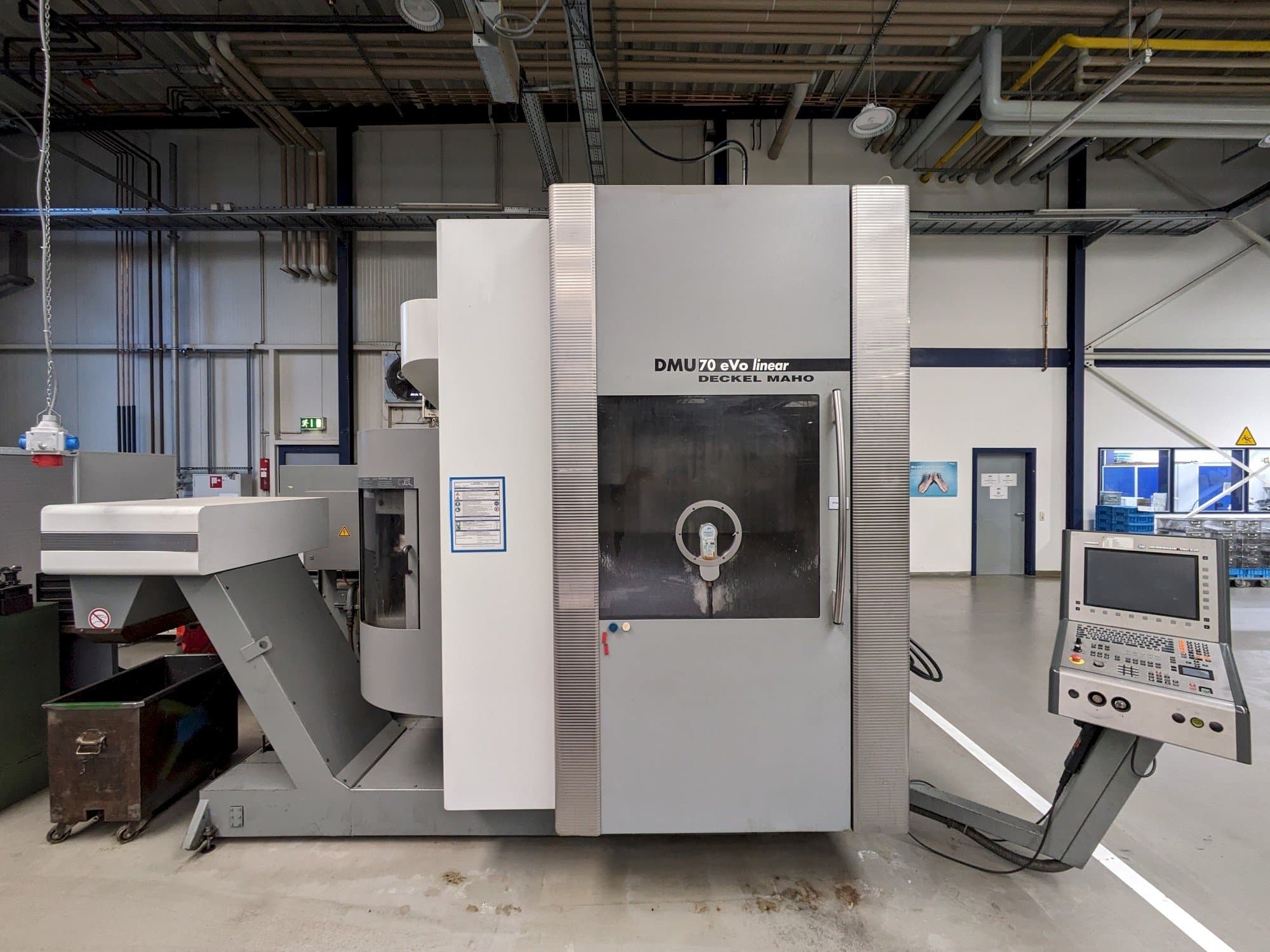 Vue de face de la machine DECKEL MAHO DMU70 eVo linear