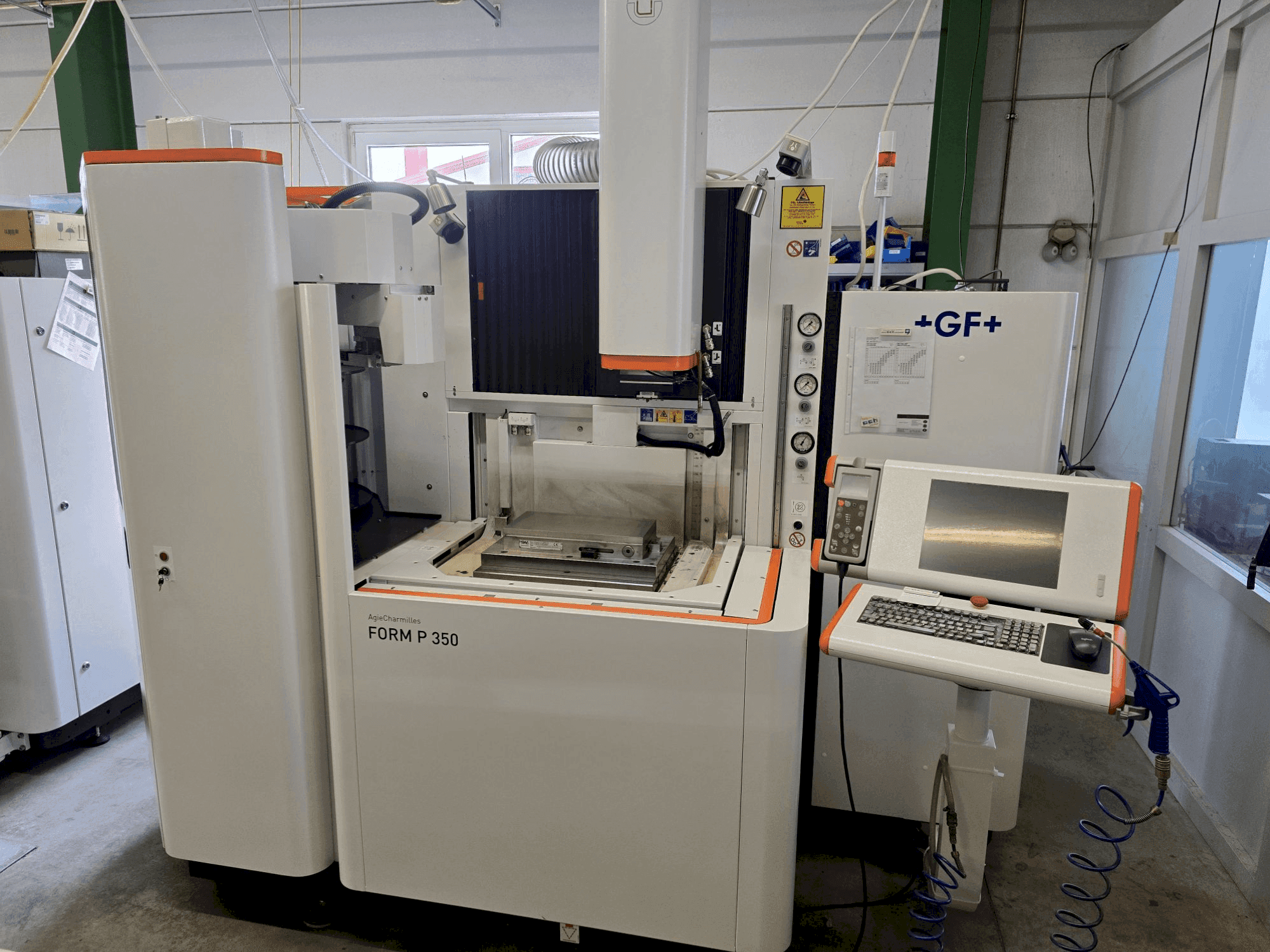 Vue de face de la machine AgieCharmilles FORM P 350