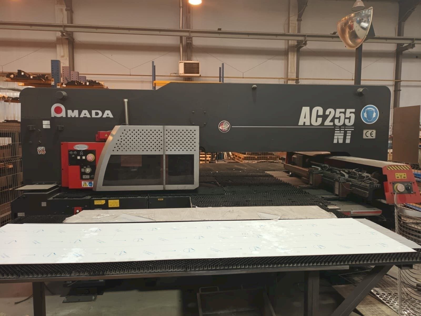 Vue de face de la machine AMADA AC 255 NT