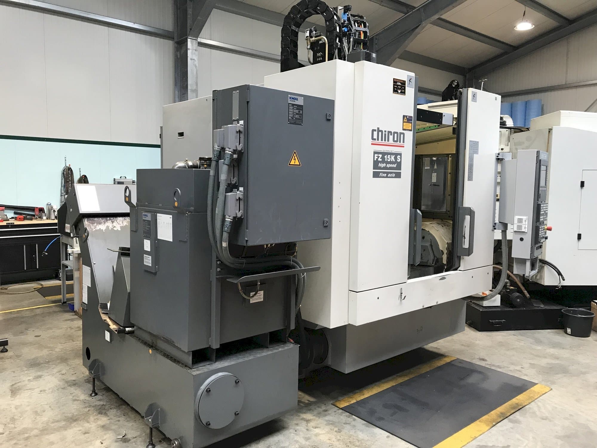 Vue de face de la machine CHIRON FZ15 KS