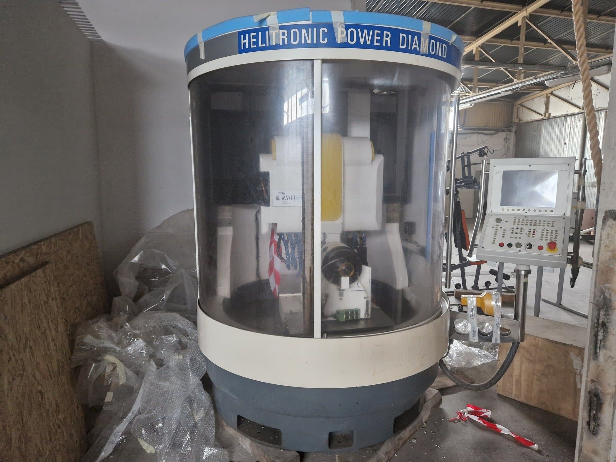 Vue de face de la machine Walter Helitronic Power Diamond