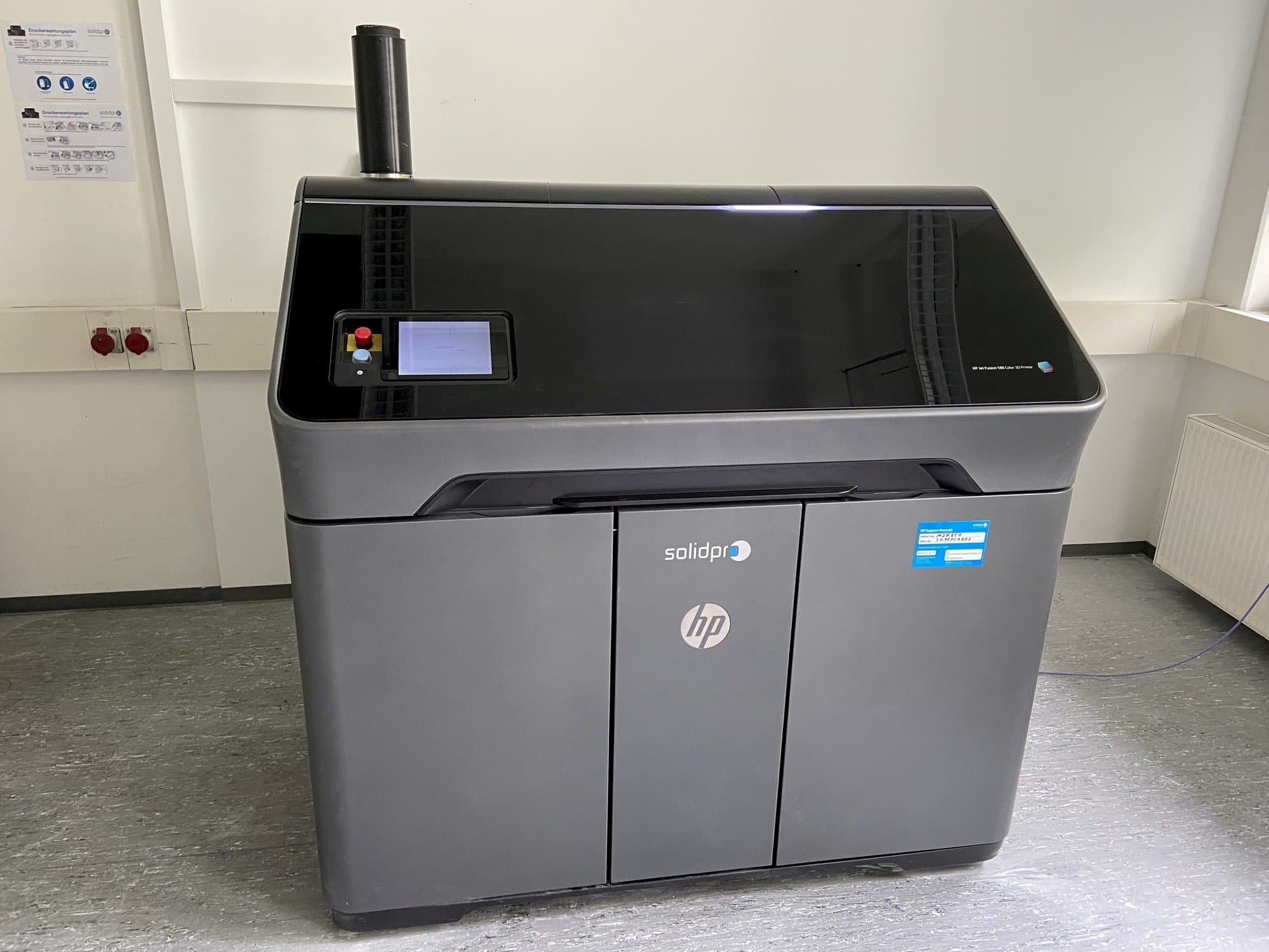 Vue de face de la machine HP Jet Fusion 580 Color 3D printer