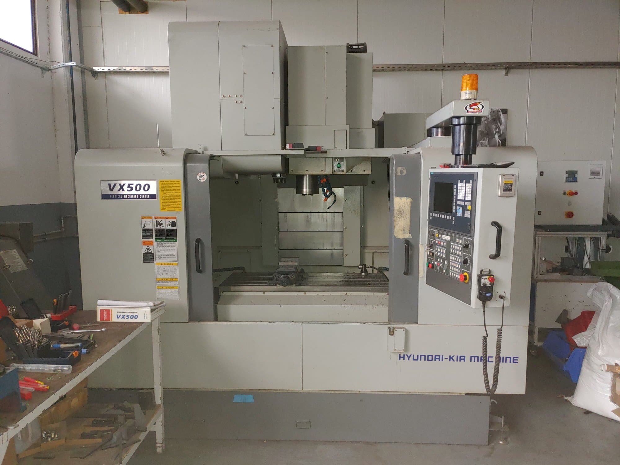 Vue de face de la machine Hyundai Kia VX 500