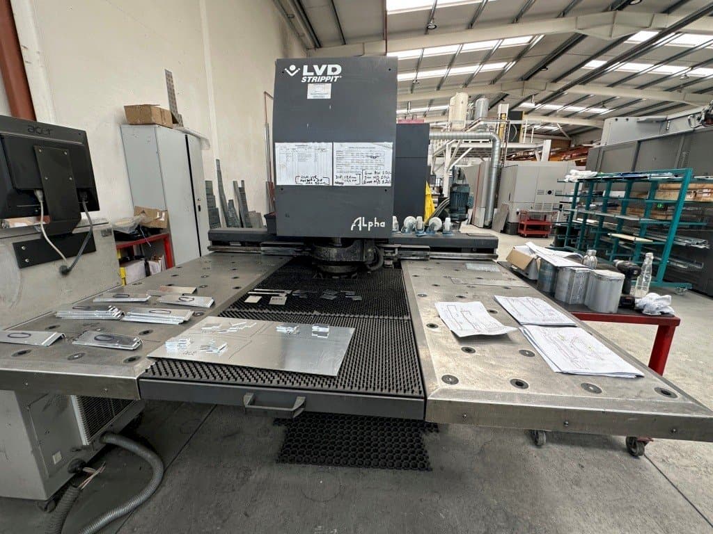 Vue de face de la machine LVD Alpha 1212TK