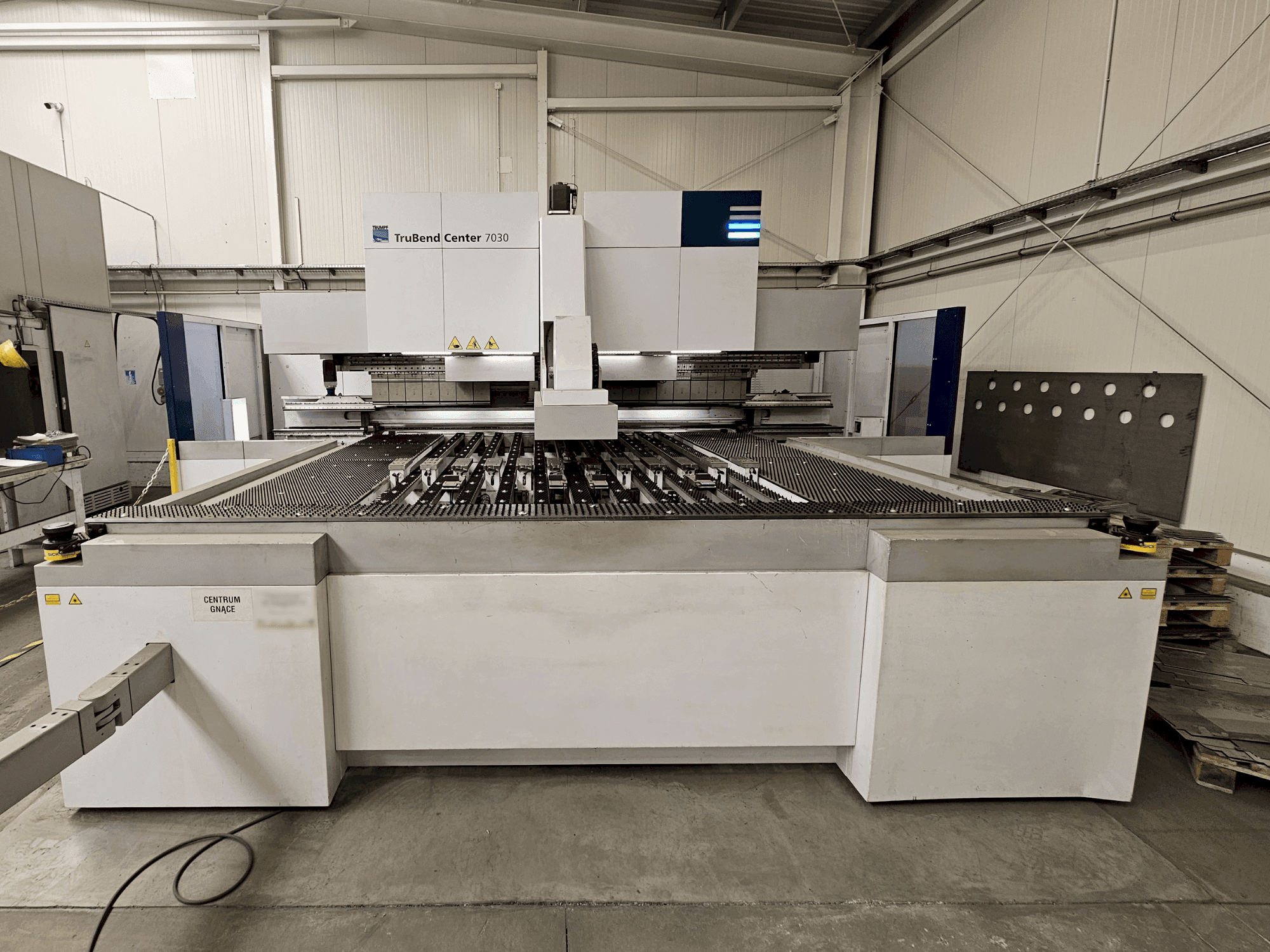Vue de face de la machine TRUMPF TruBend Center 7030