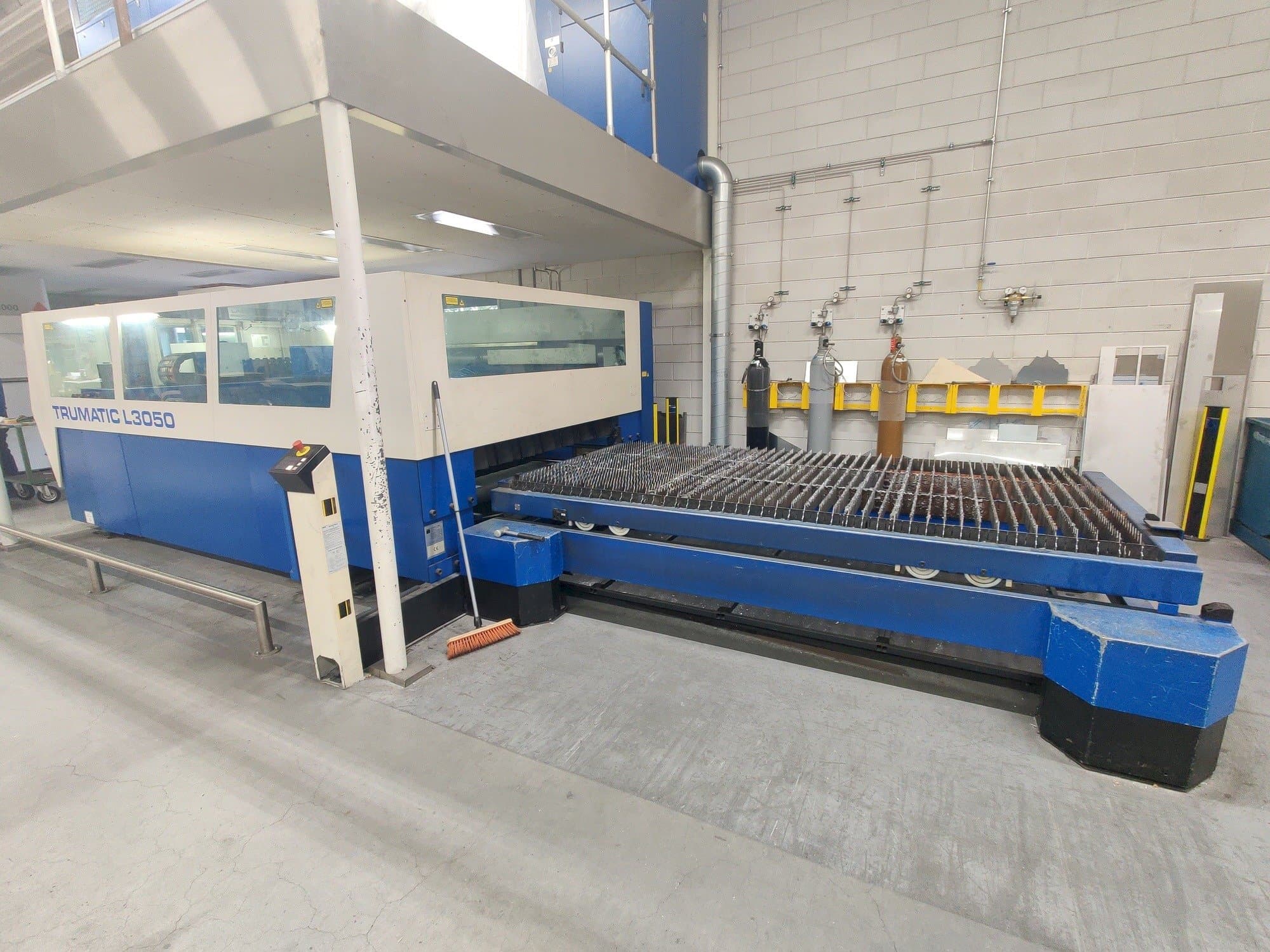 Vue de face de la machine Trumpf Trumatic L3050