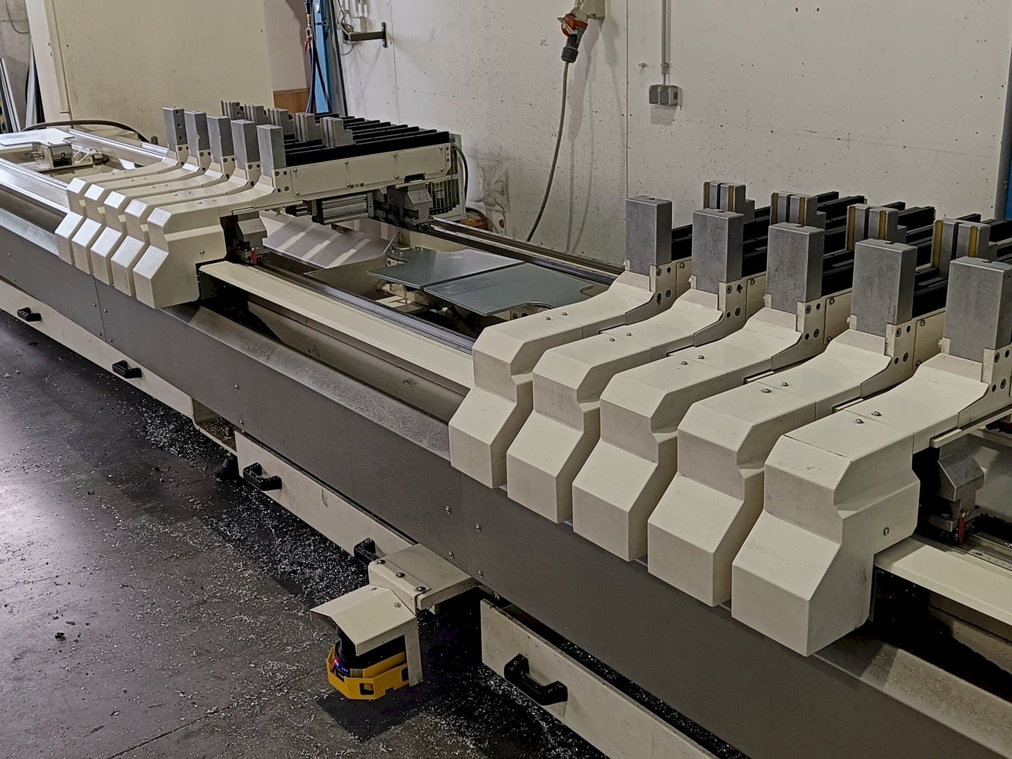 Vue de face de la machine MECAL MC 304 Ariel 5 MDT