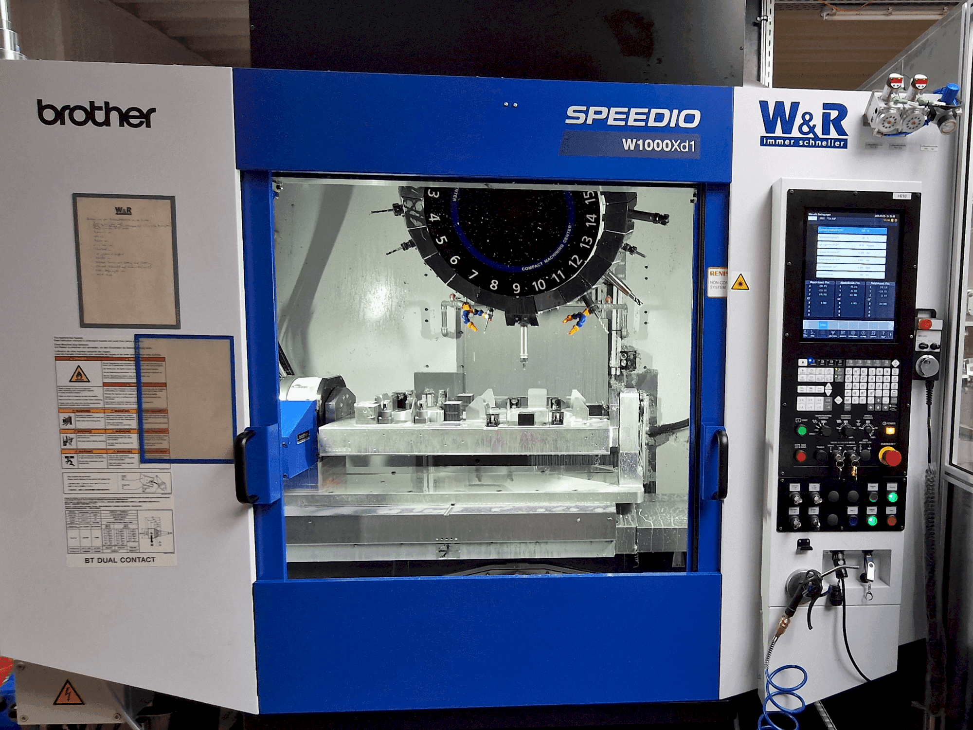 Vue de face de la machine Brother Speedio W1000Xd1